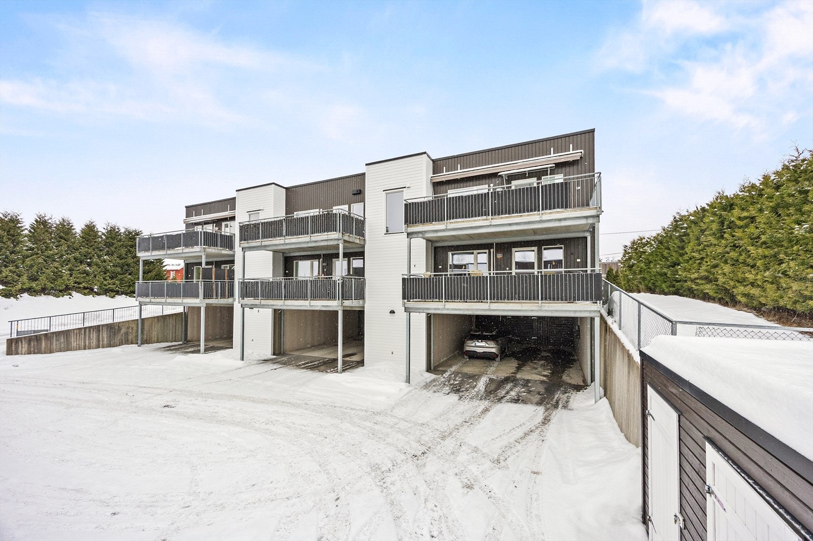 Sameiet er pent opparbeidet med grøntvekster og interne veier. Galleribilde