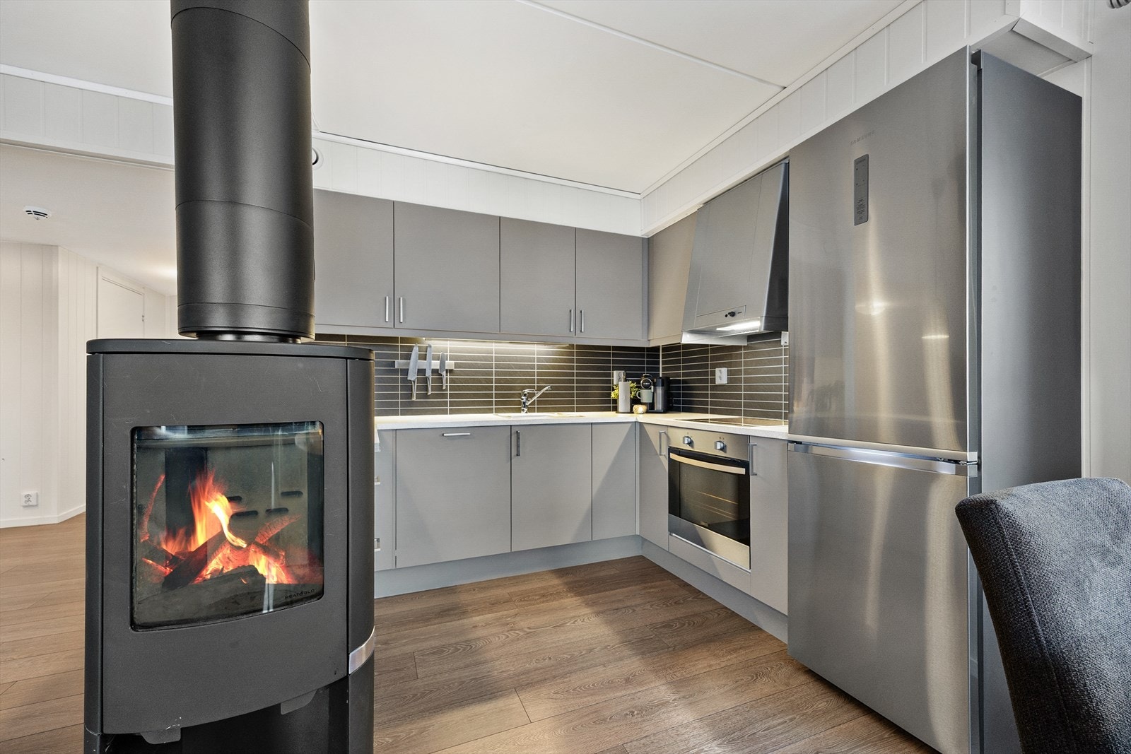 Kjøkkenet er integrert med hvitevarer som oppvaskmaskin og komfyr/platetopp. Galleribilde