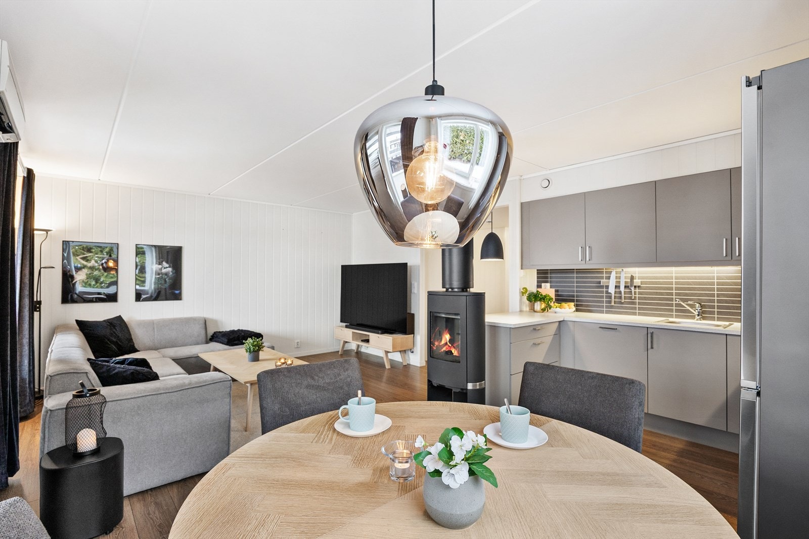 Det er en naturlig plass for spisebord mellom kjøkkenet og stuen. Galleribilde