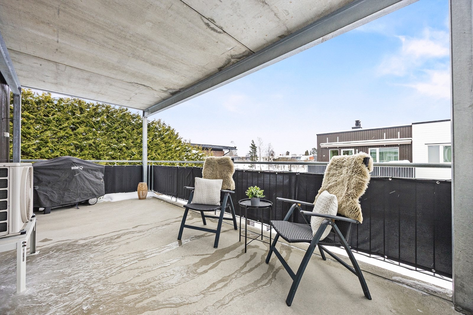 Balkongen har betongdekke og ligger skjermet til. Galleribilde