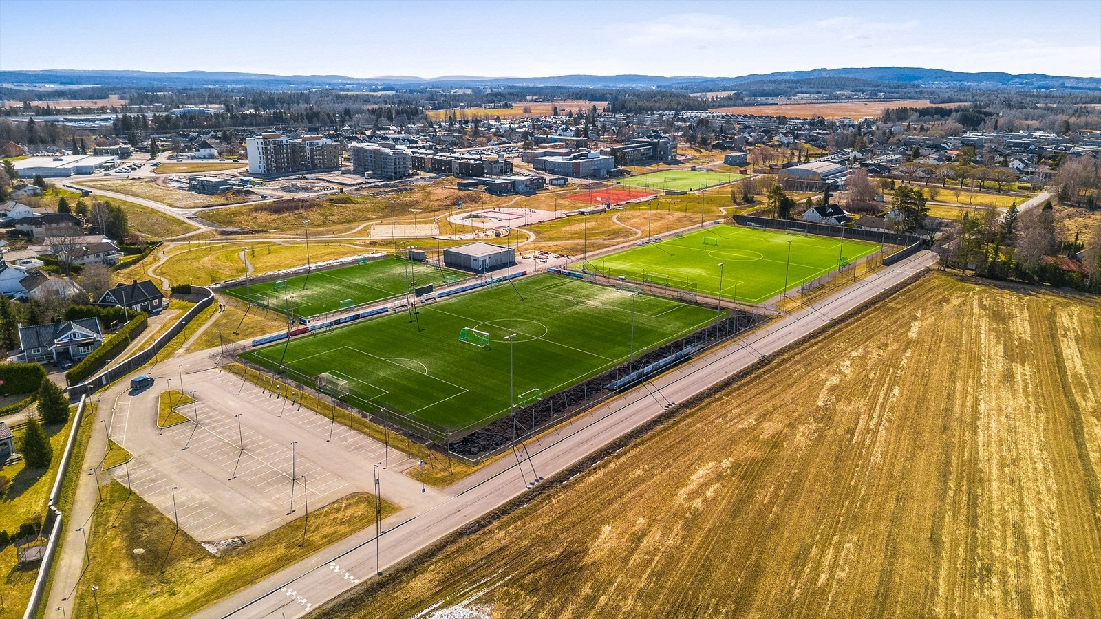 Her er det tilbud for alle, med blant annet fotball, sandvolley og aktivitetshall. Galleribilde