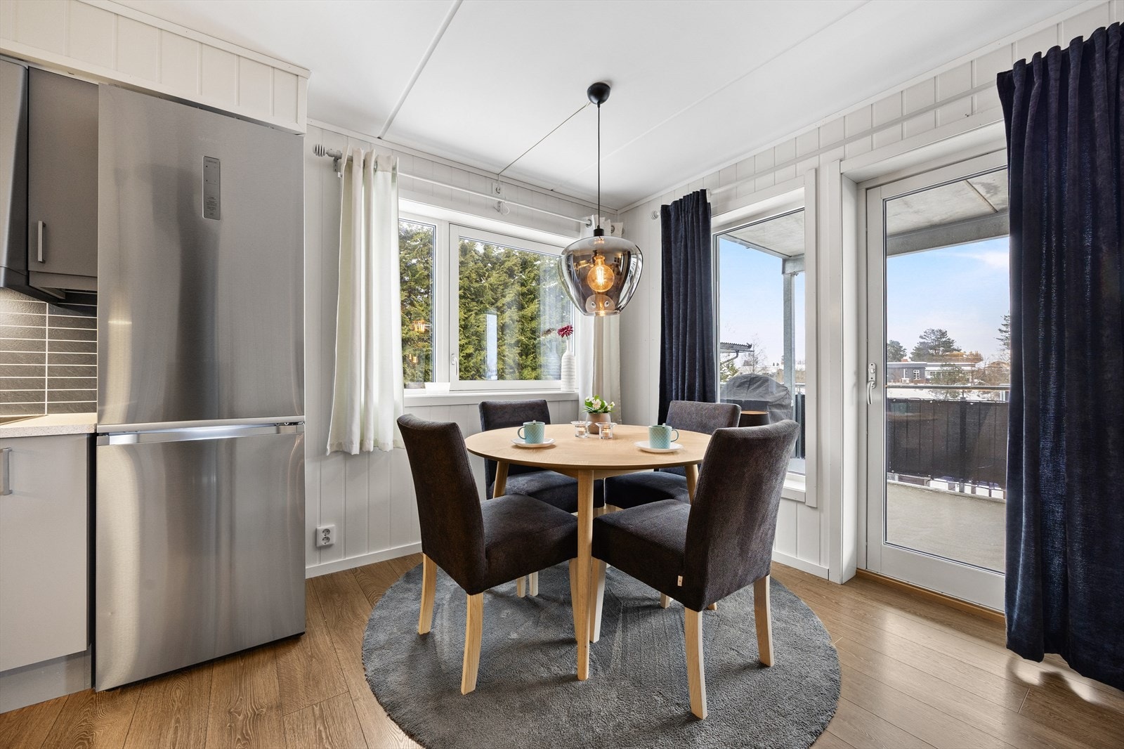 Den hvitmalte balkongdøren med glassfelt gir en fin overgang til uteområdet. Galleribilde