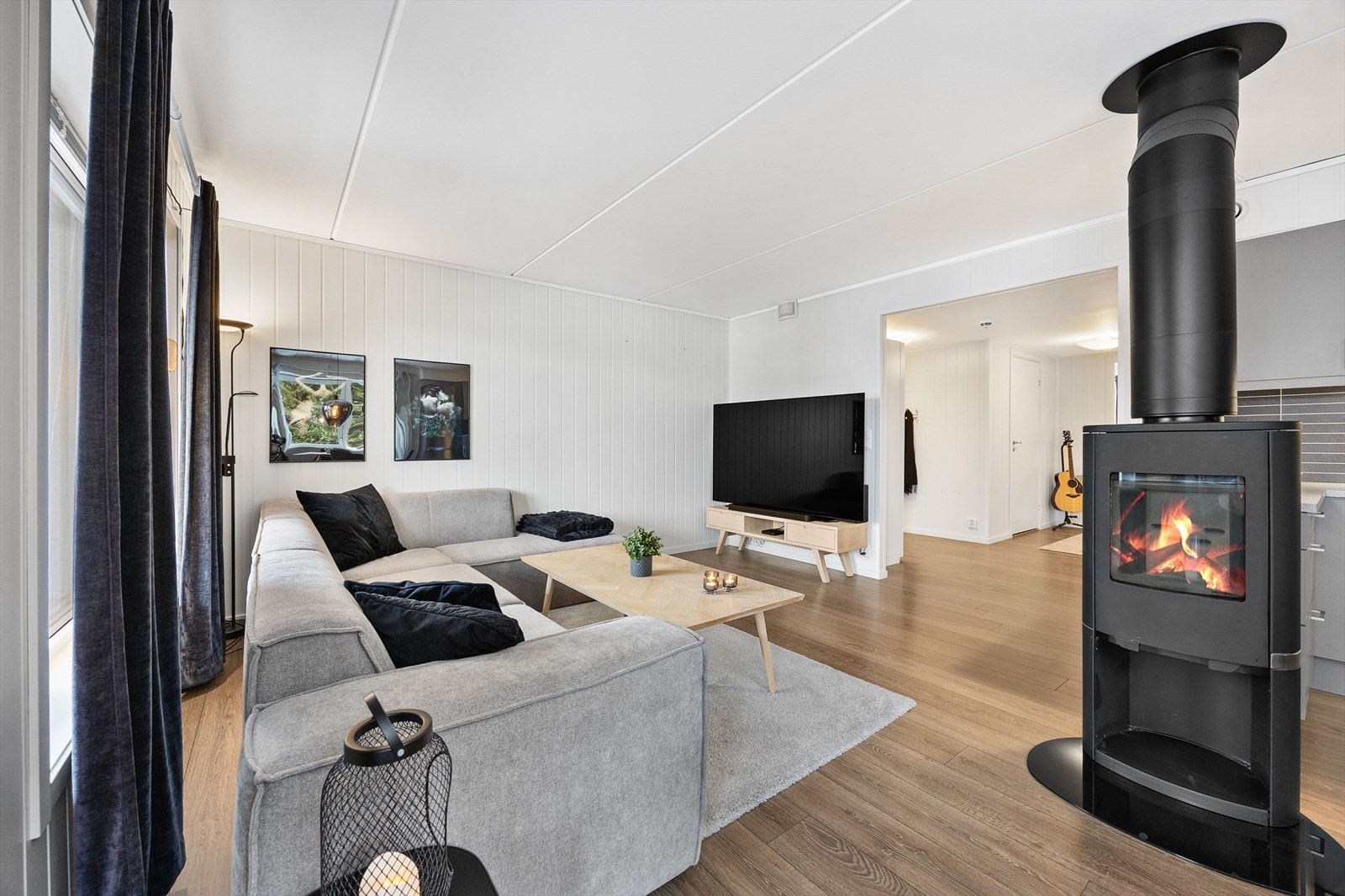 Gjennomgående enstavs laminat på gulv skaper et helhetlig inntrykk i oppholdsrommene. Galleribilde