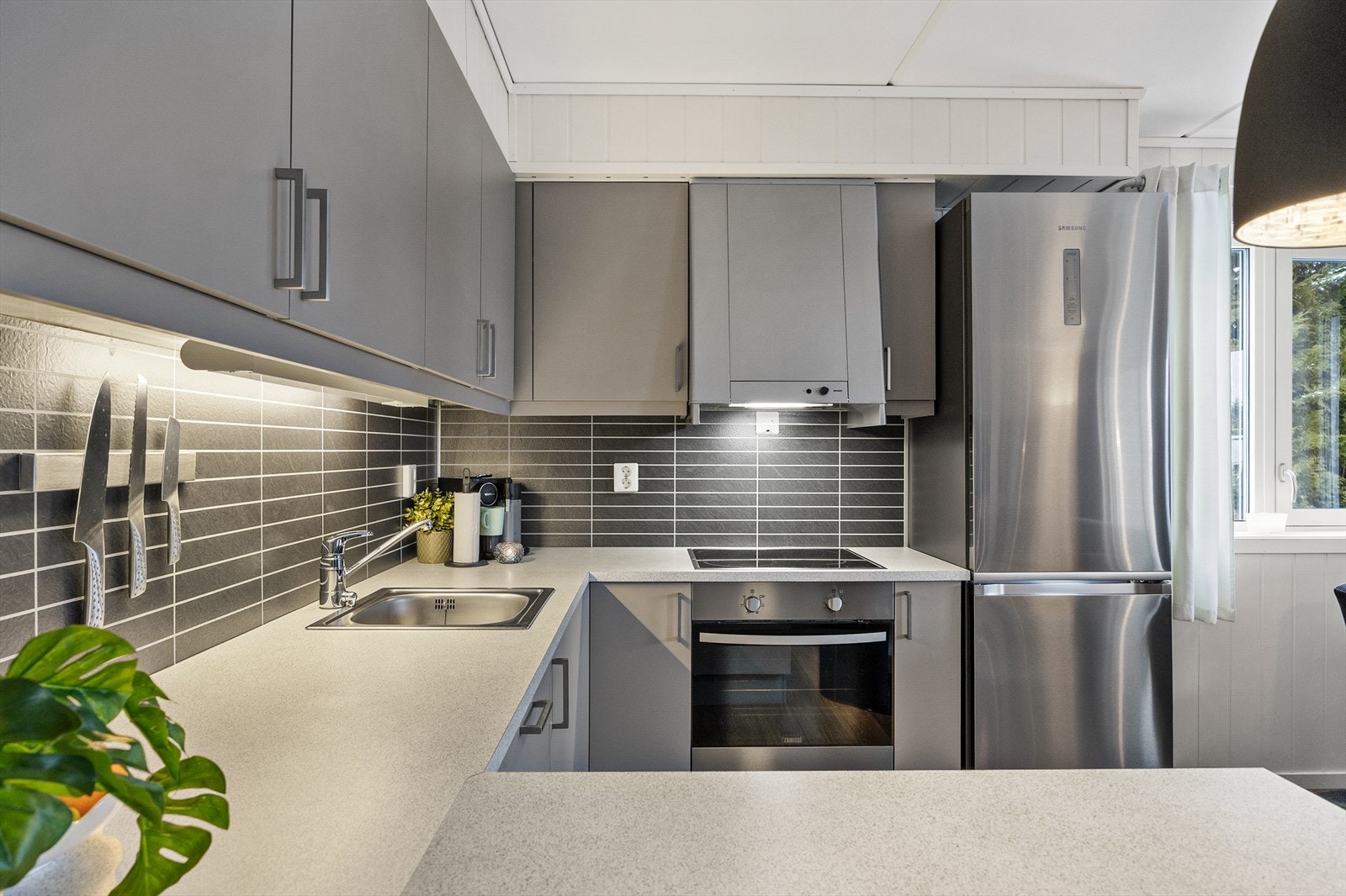 For økt sikkerhet er det installert komfyrvakt over platetoppen. Galleribilde