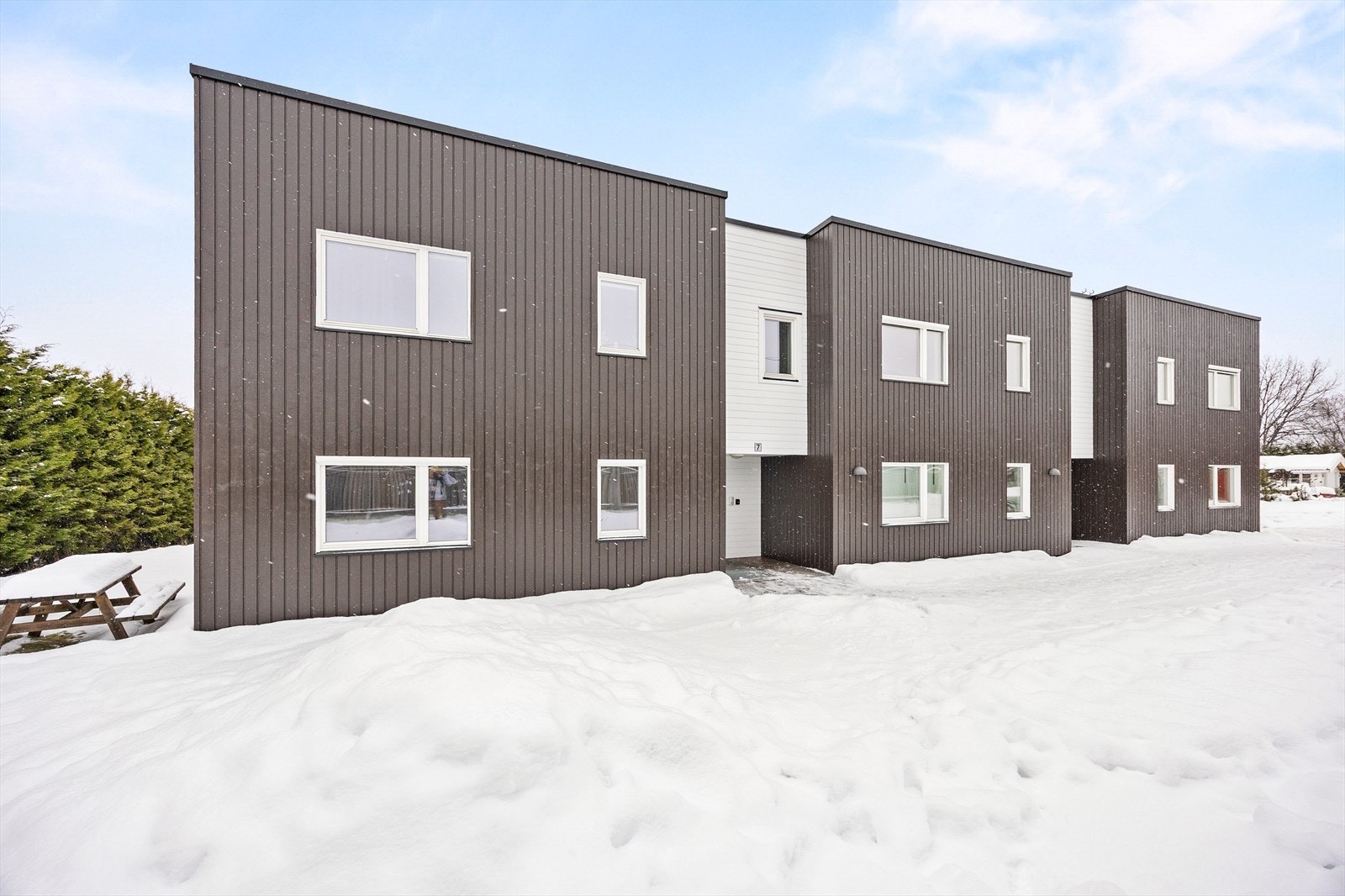 Bygget har en moderne fasade og er en del av sameiet Bakketunet. Galleribilde