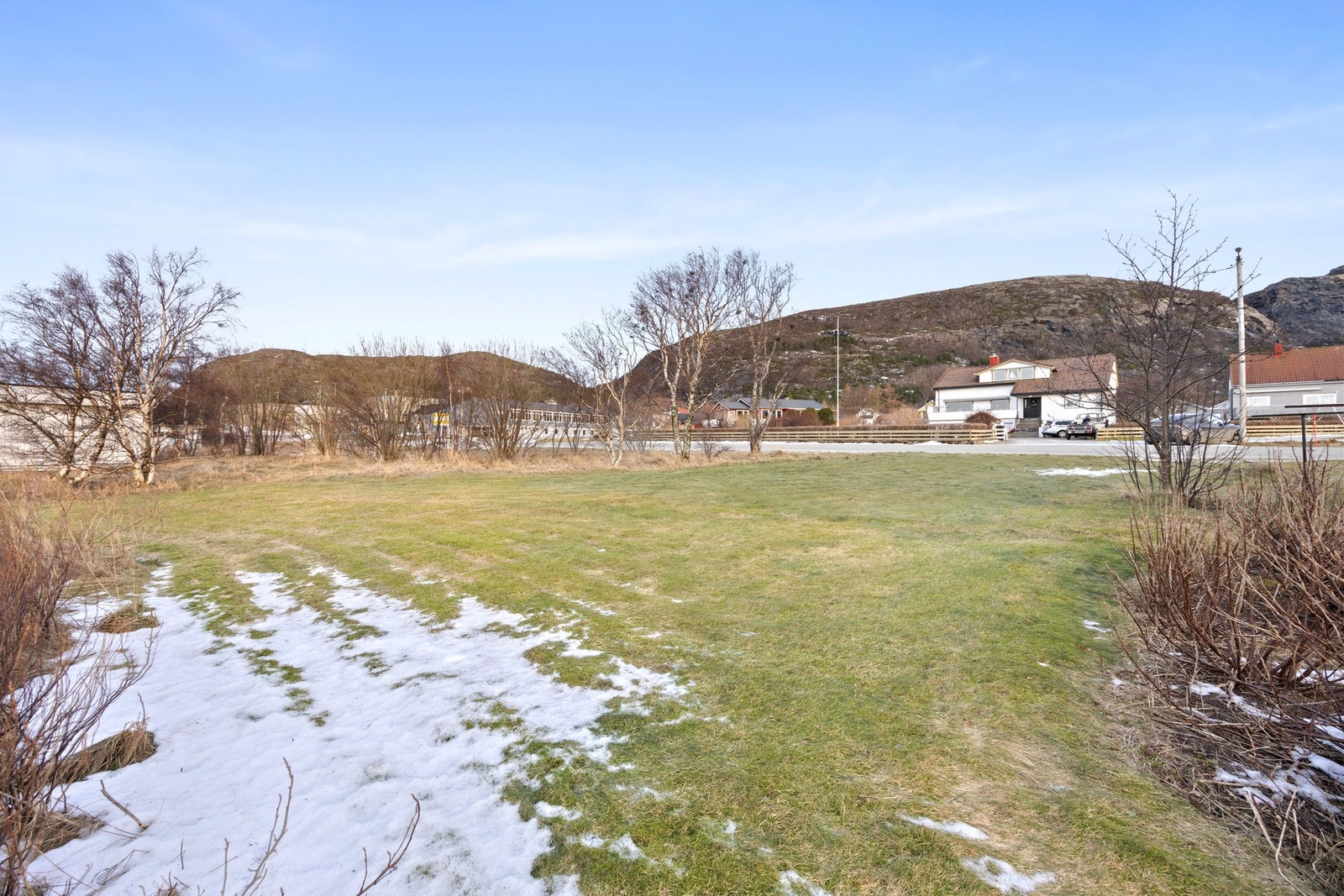 Fra eiendommen er det bare i underkant av 100 meter til barnehage og barne-/ungdomsskole. Galleribilde