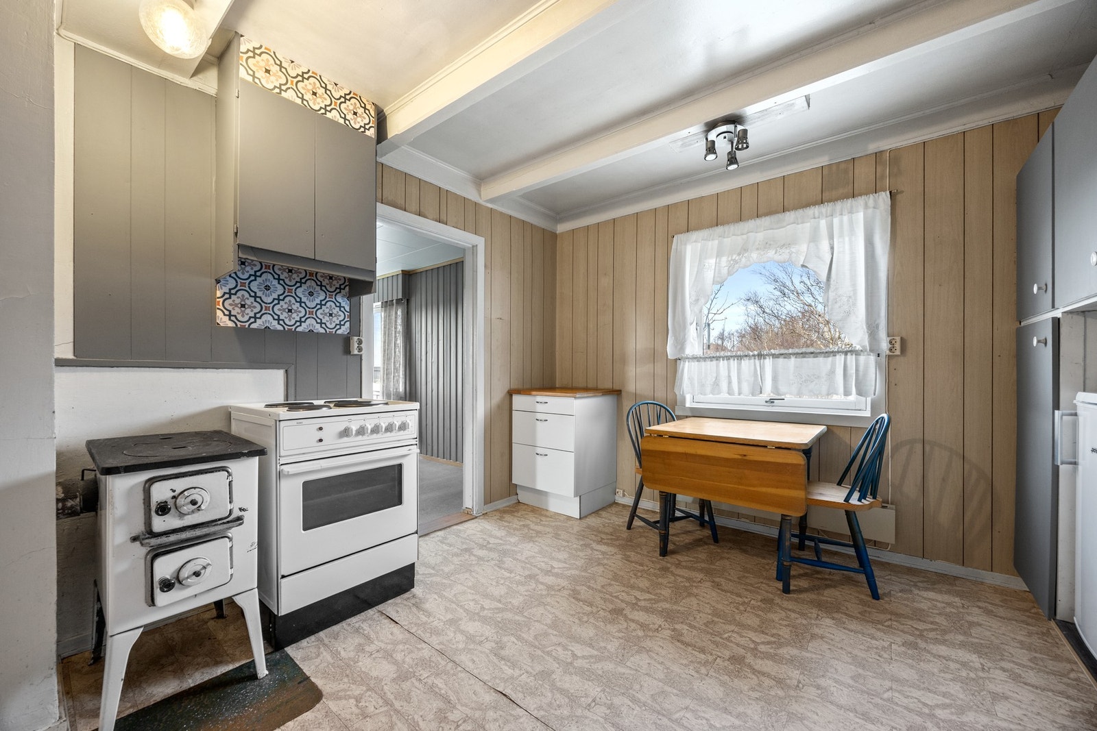 Godt med plass for innredning og frokostbord. Avsatt plass til hvitevarer. Galleribilde