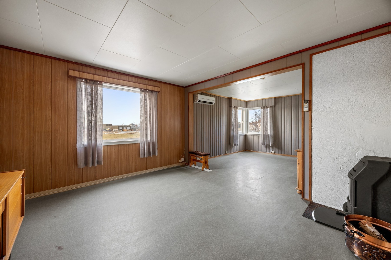 Romslig stue med flere soner for møblering. Galleribilde