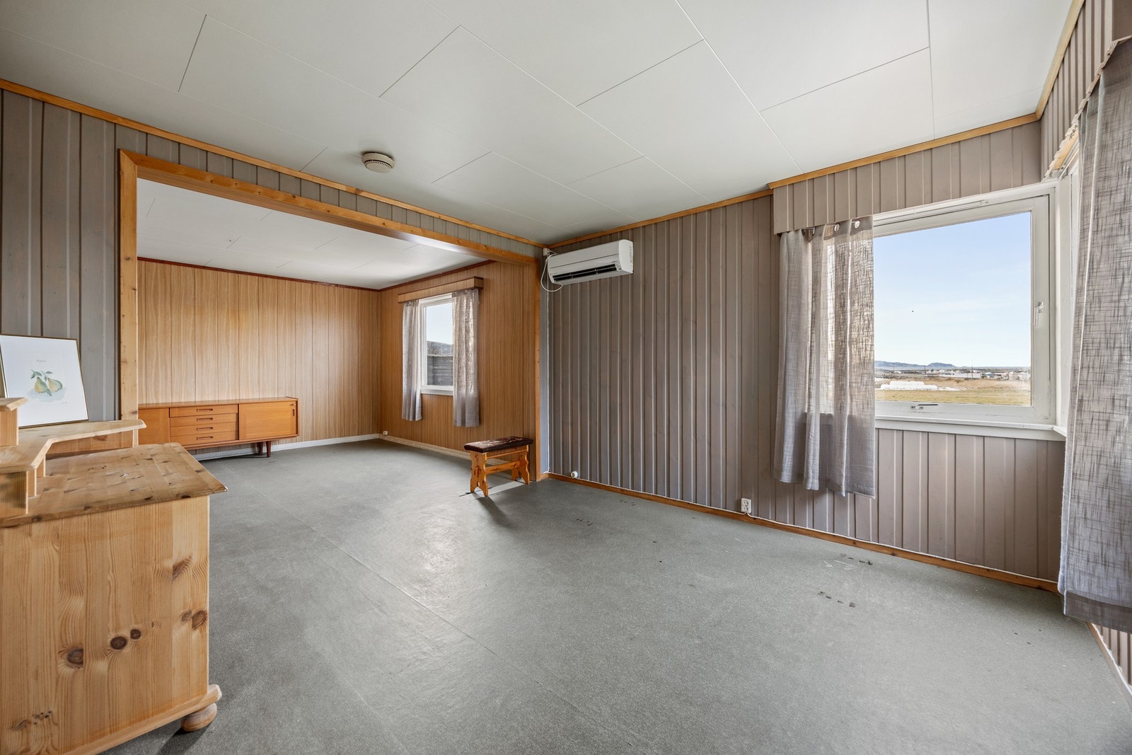 Stuen er utstyrt med både varmepumpe og vedfyring. Galleribilde