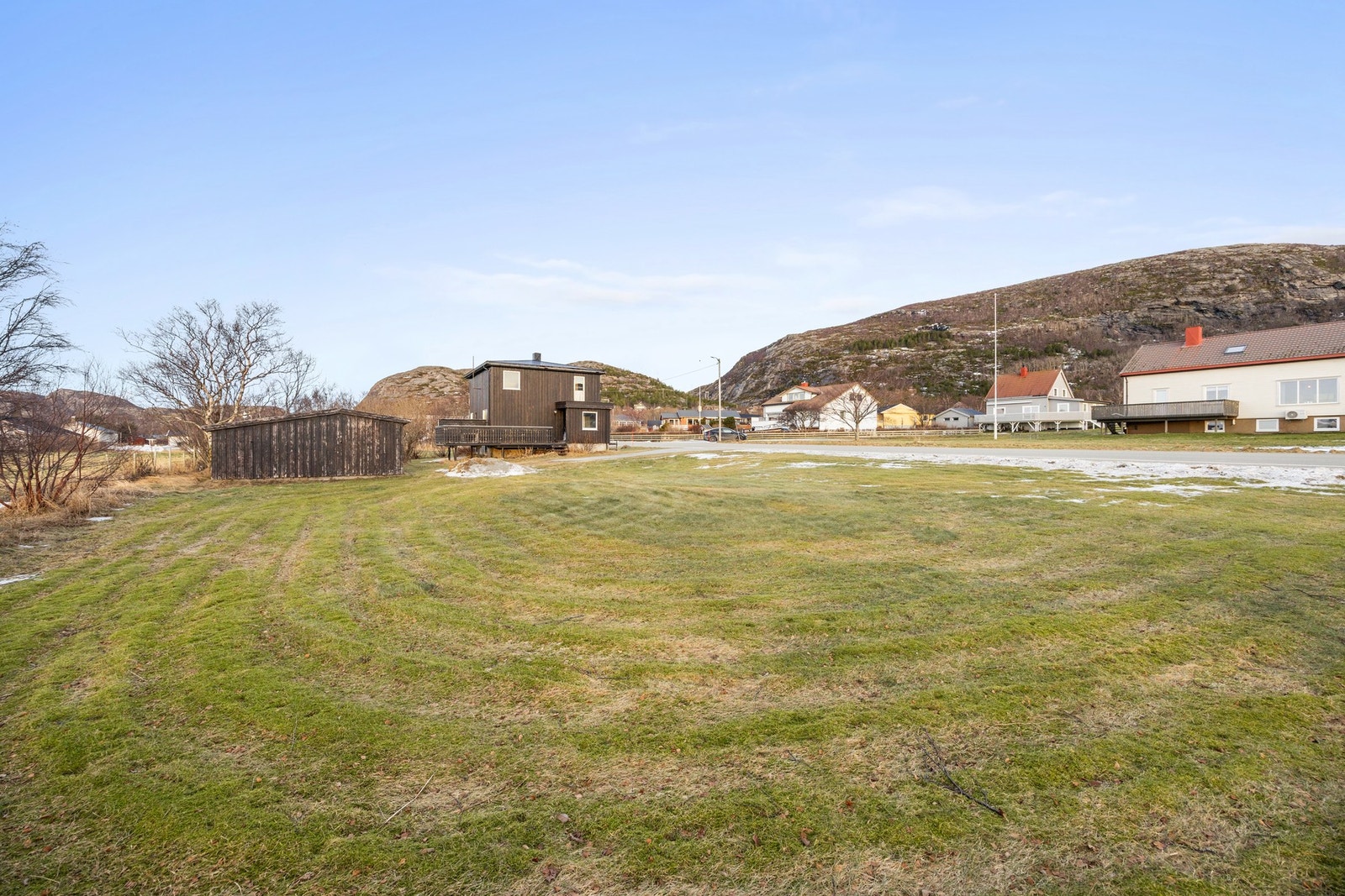 Eiendommen har en stor tomt på ca. 1 809 kvm. Galleribilde