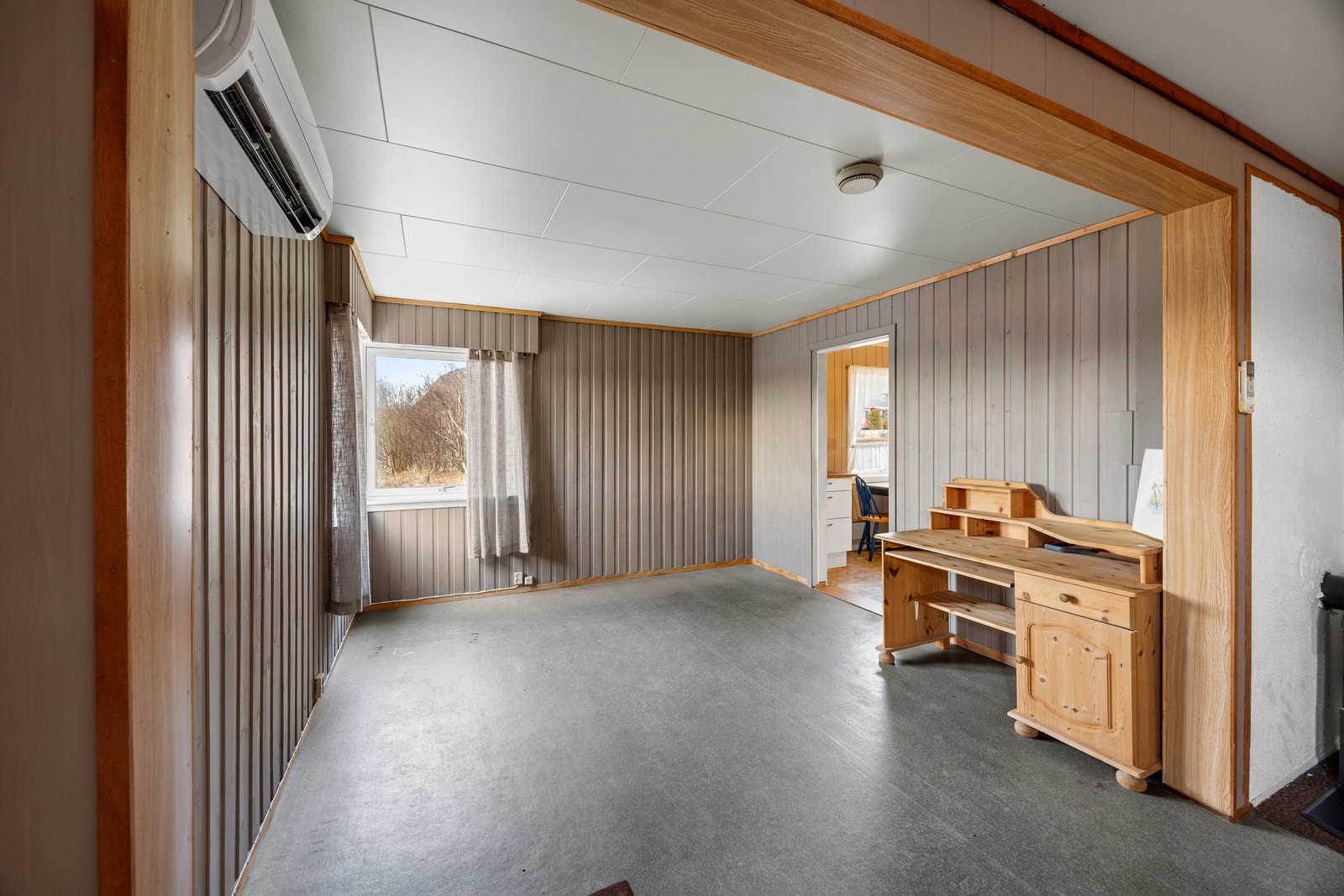 Stue med gjennomgang til kjøkken, praktisk plassering for spisestue. Galleribilde