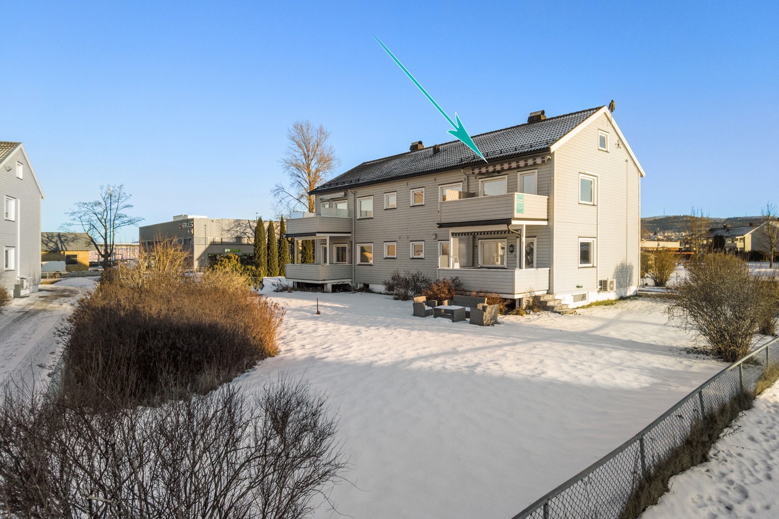 Leiligheten ligger fint til med svært solrik veranda og utsikt Galleribilde