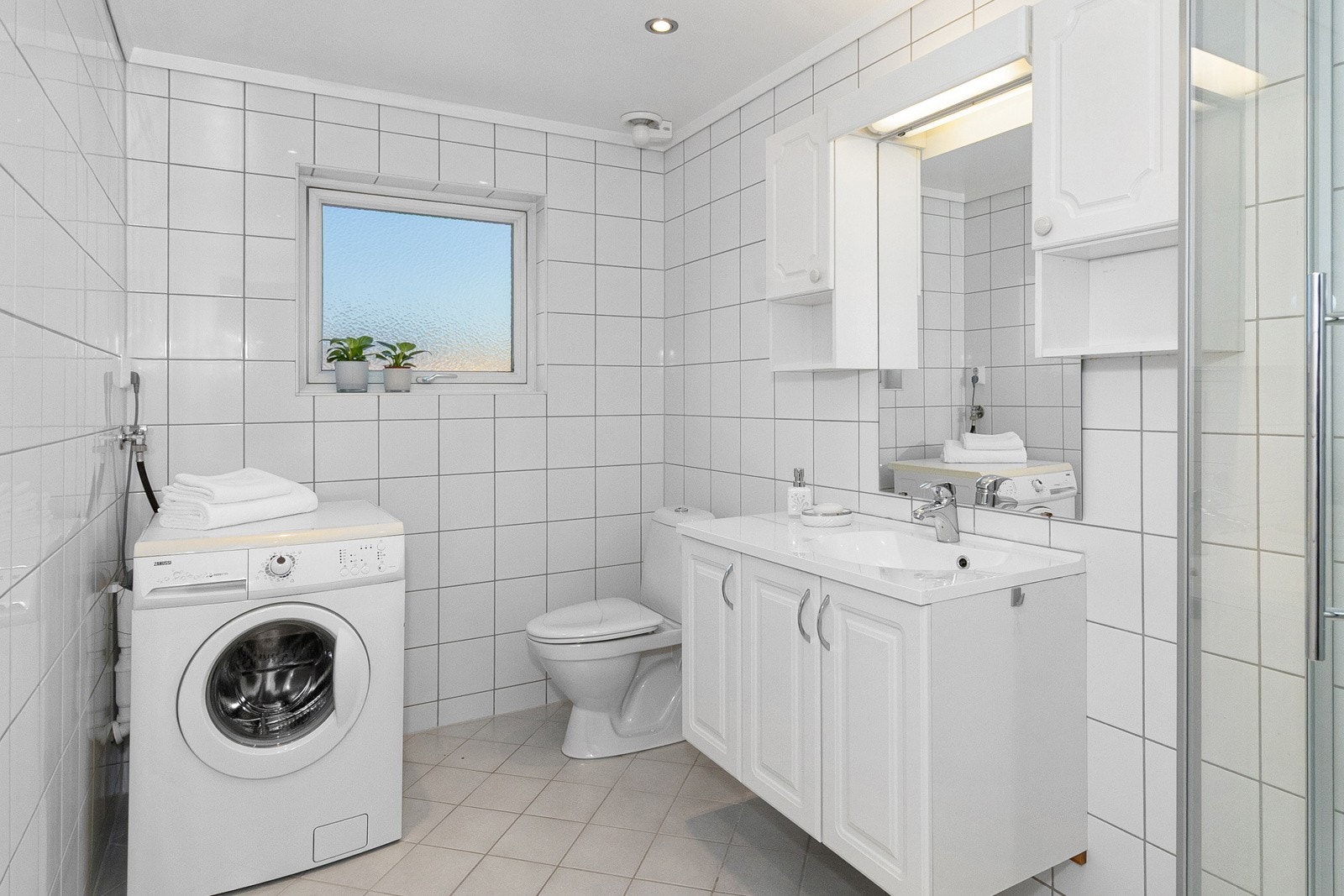 Bad er flislagt i regi av borettslaget. Vaskemaskinen medfølger. Galleribilde