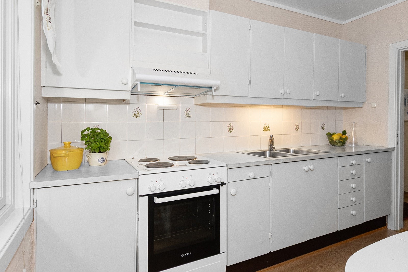 Kjøkken. Komfyren med platetopp medfølger. Galleribilde