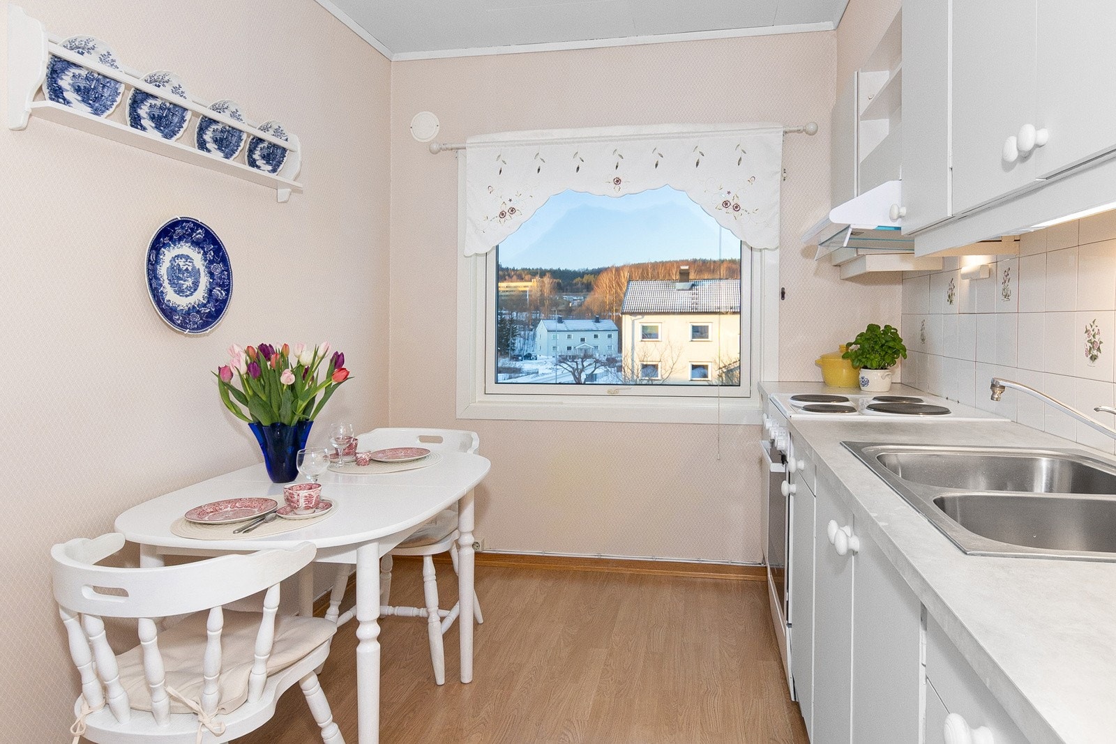 Kjøkkenet med plass til spisebord Galleribilde