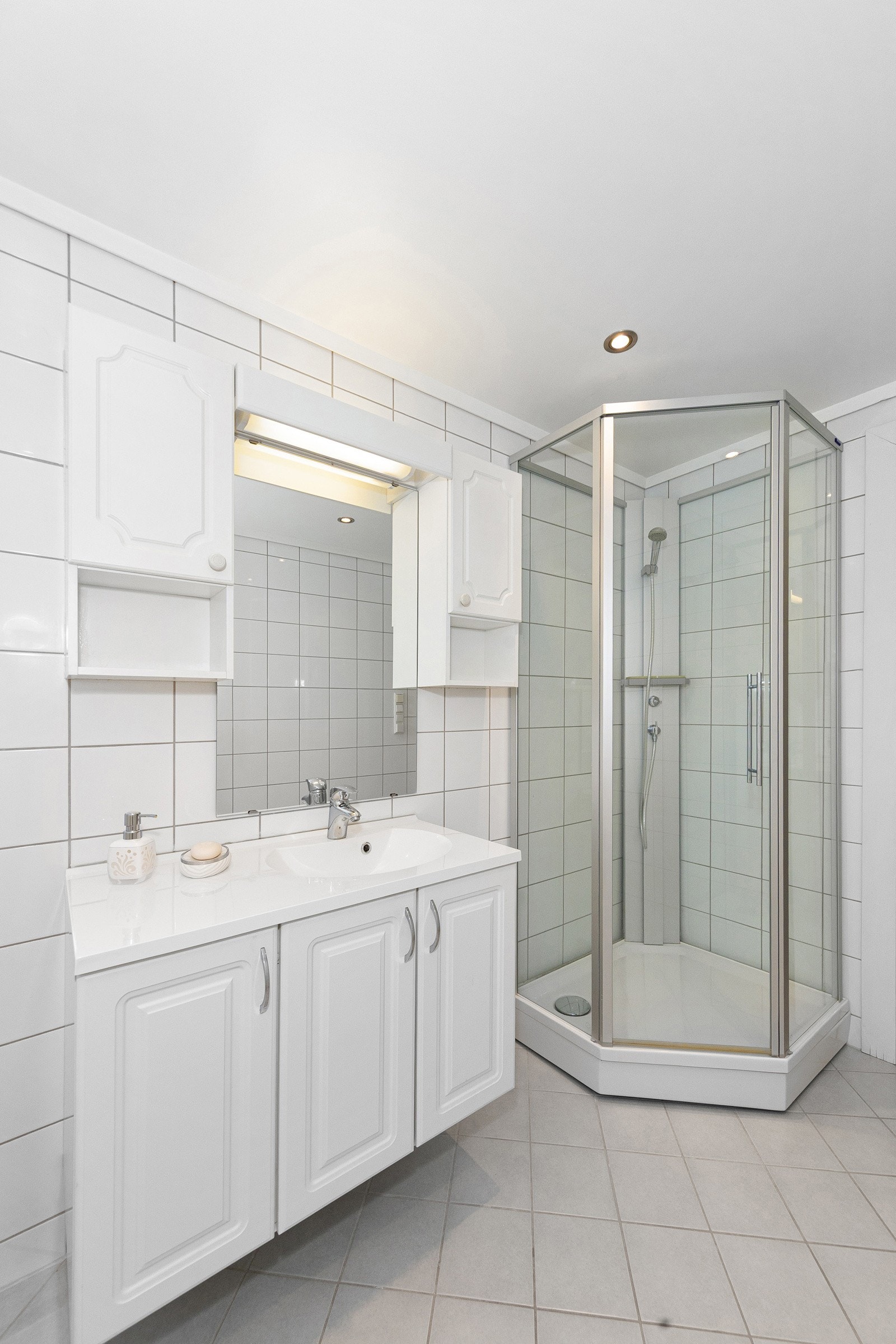 Det er dusjkabinett på badet Galleribilde