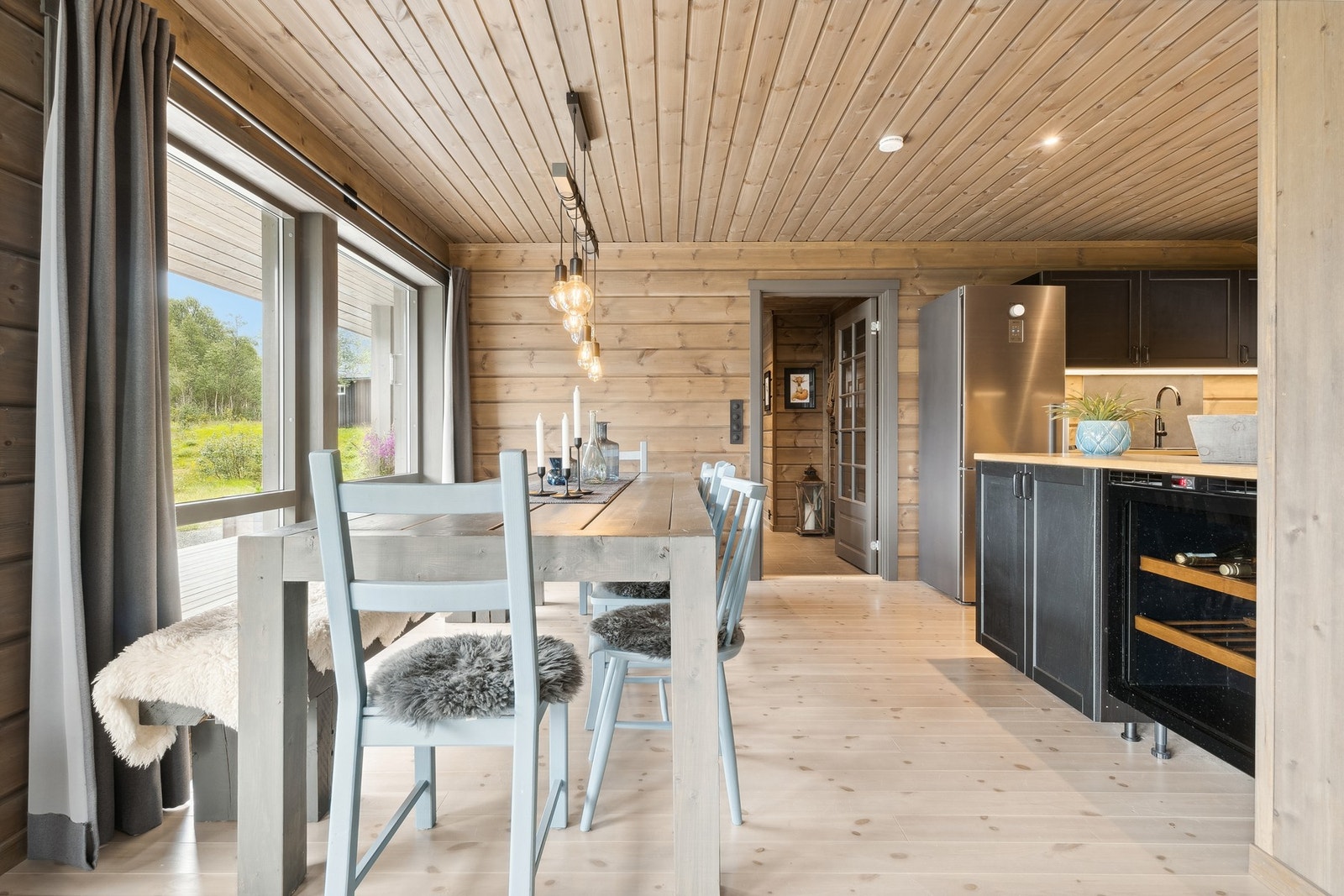 Spisestue med plass egen spisegruppe. Galleribilde