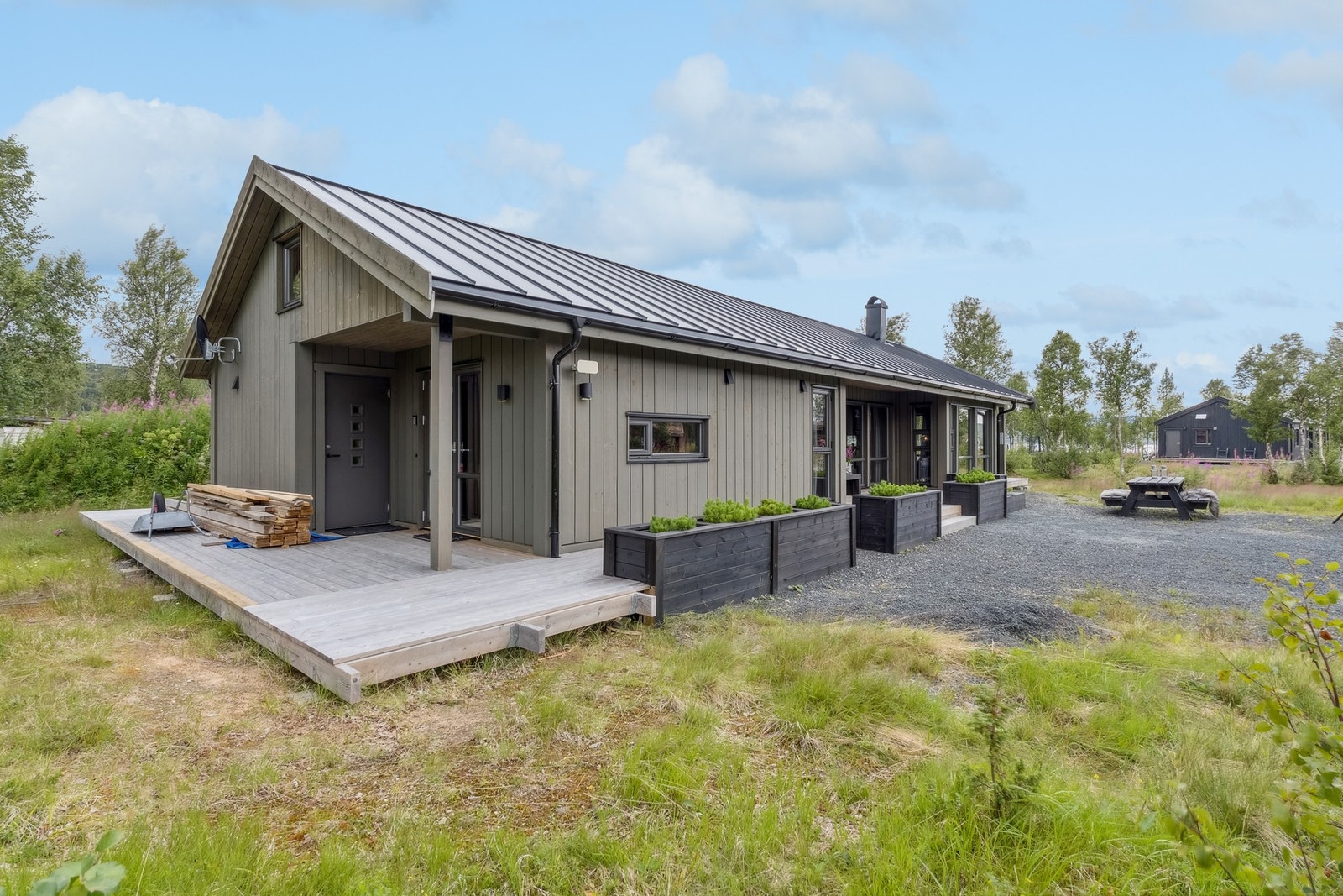 Romslig gårdsplass med mye parkeringsplass. Galleribilde