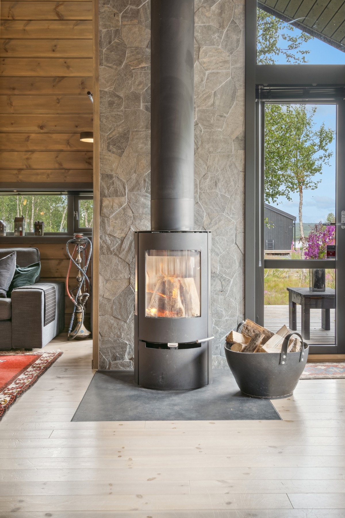 Til oppvarming er det vedfyring og elektrisitet. Galleribilde