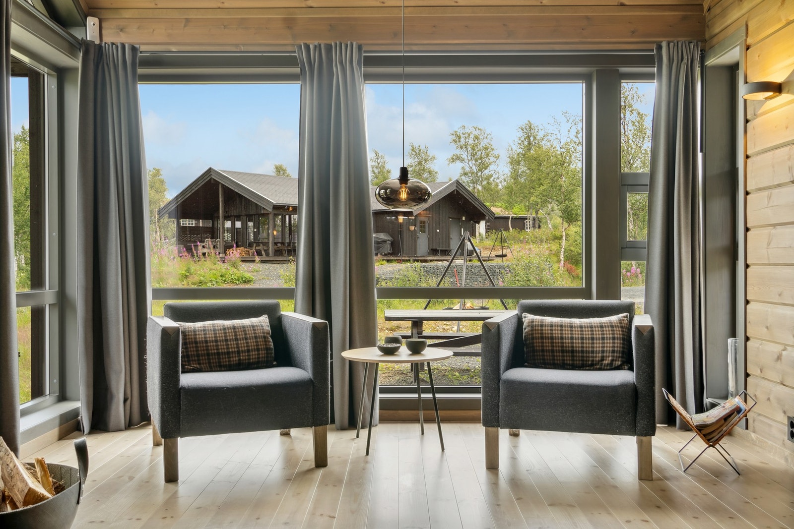 God plass til flere sittegrupper på stuen. Galleribilde