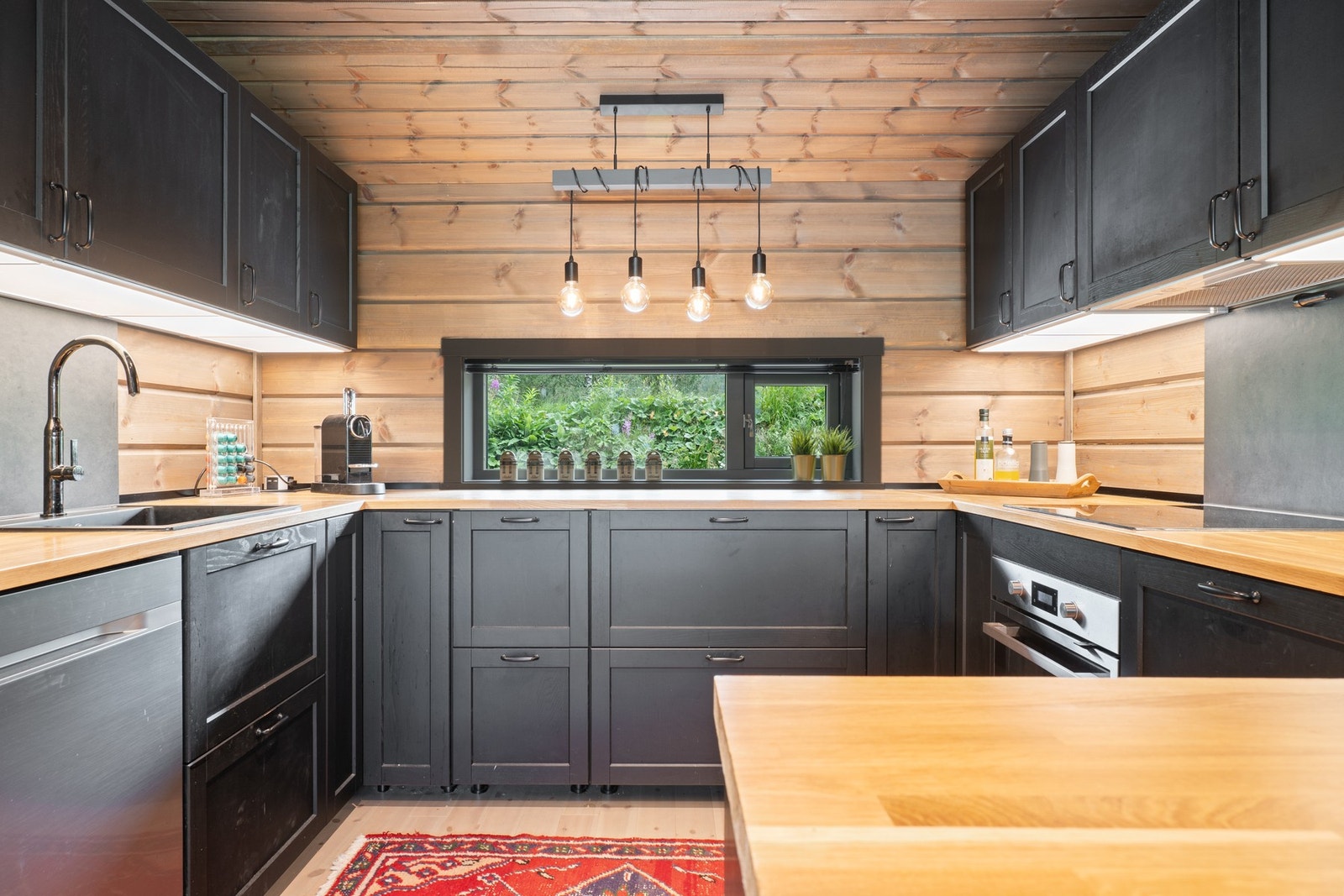 Oppvaskmaskinen er merket Samsung, kjøleskap er merket Samsung og integrert stekeovn / induksjonstopp er fra Ikea. Galleribilde