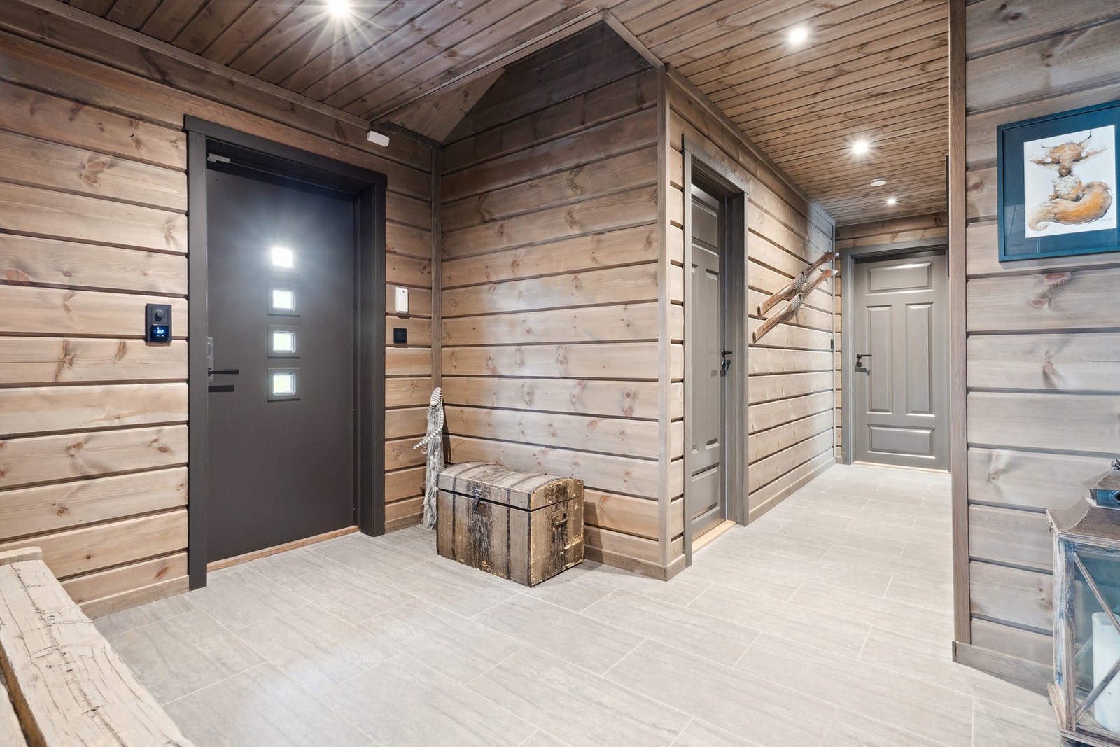 Romslig gang med flislagt gulv (varmekabler). Galleribilde