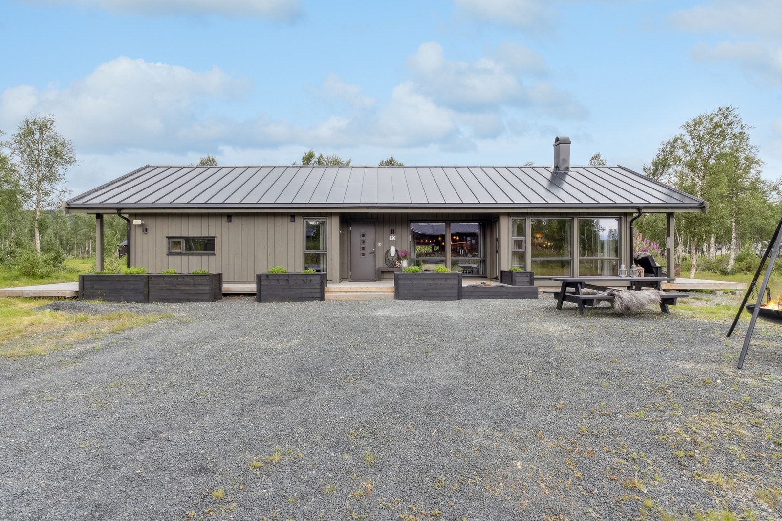 En stilren og moderne fritidseiendom fra 2019 med svært påkostet og lekker standard. Galleribilde