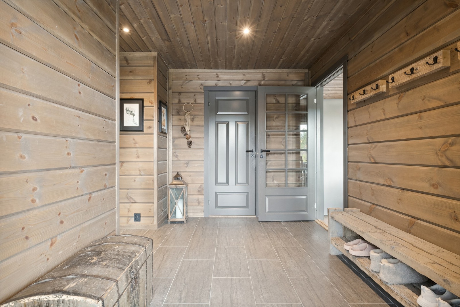 God plass til å henge i fra seg ytterklær i gangen, det er spotter i tak. Galleribilde