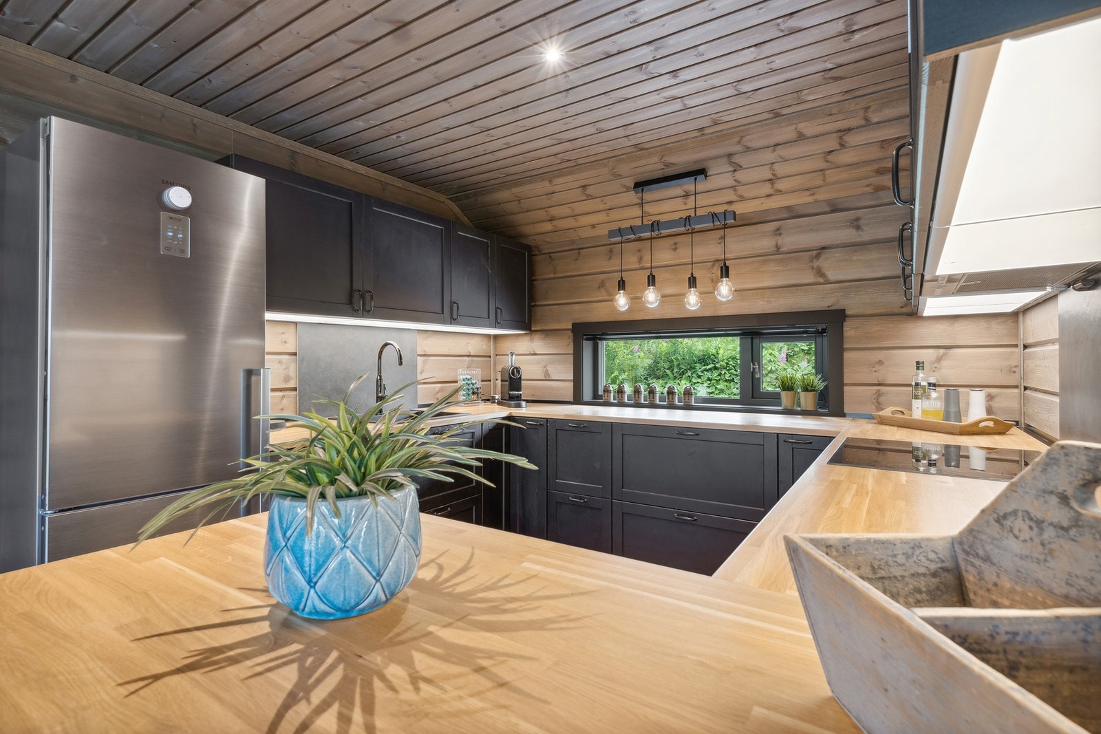 Sort kjøkken i flott utførelse på 18 kvm. Galleribilde