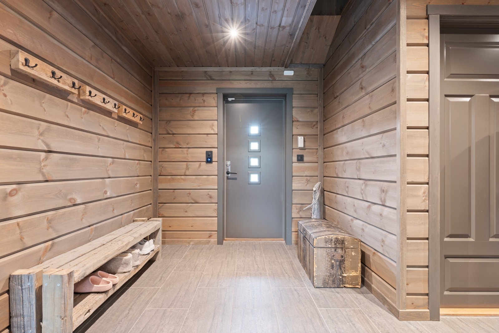 Hytten har innlagt alarm og innvendig kameraovervåkning. Leverandør Verisure. Galleribilde