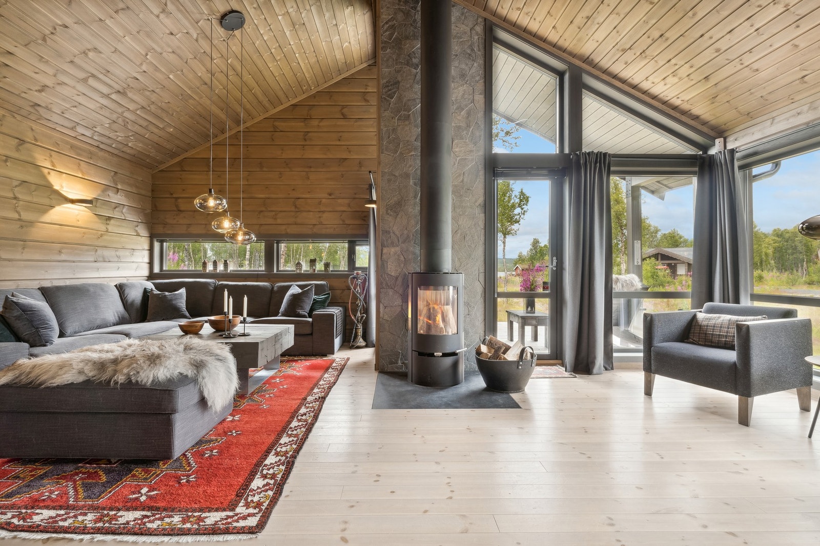 Tregulv (furu), beiset panel på vegger og beiset panel i tak. Galleribilde