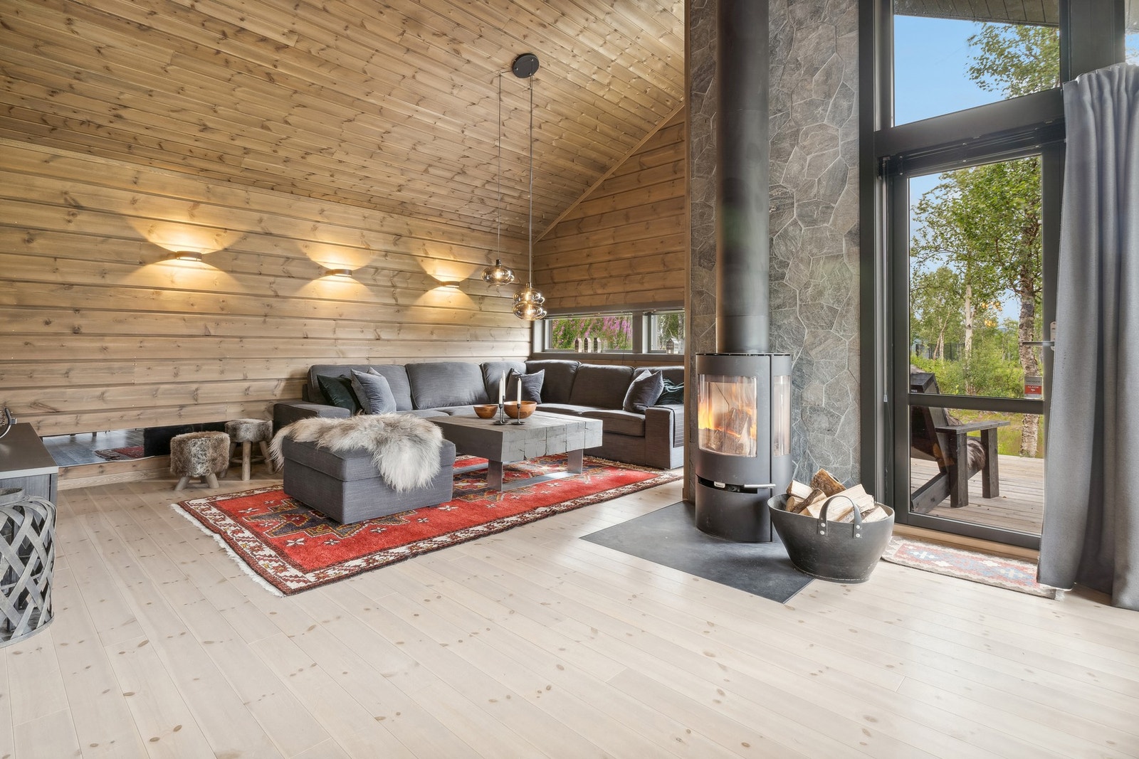 Fra stuen har man utgang til den 100 kvm store terrassen. Galleribilde