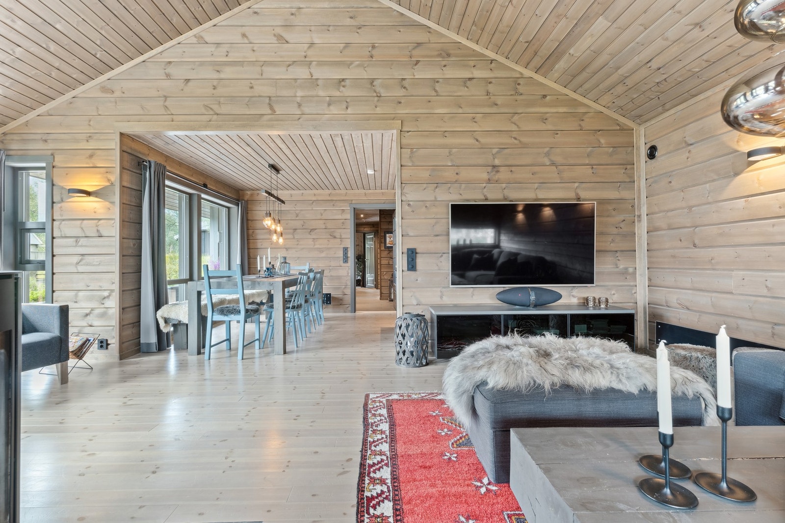 Stuen er adskilt fra kjøkkenet. Galleribilde