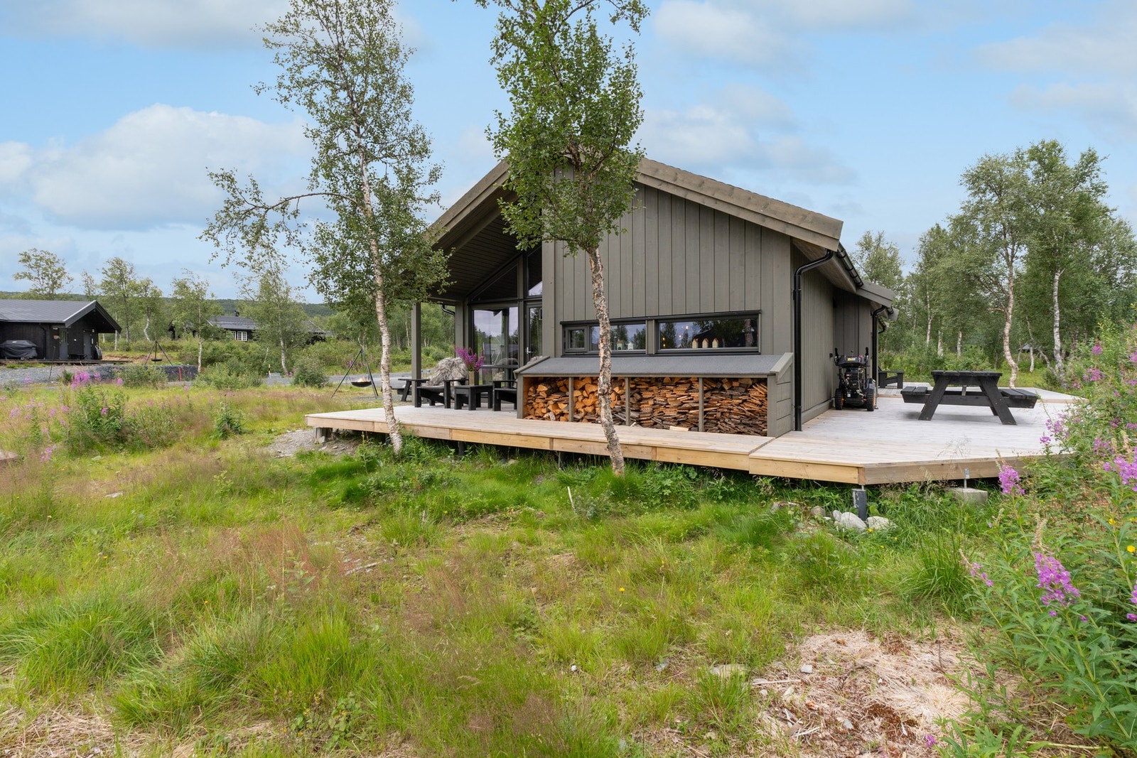 Veggkonstruksjon er oppført i bindingsverkkonstruksjon med stående panel. Taket er et flatt tak og er tekket med stålplater Vinduer med 2-lags isolerglass. Galleribilde