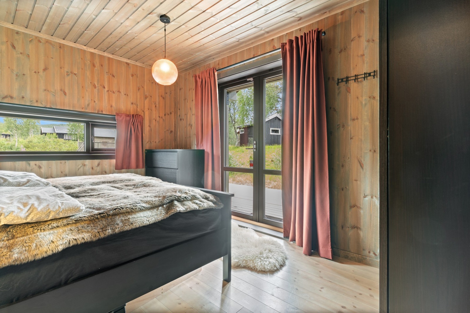 Hytten har 3 soverom, hvorav det største er på 11 kvm med egen utgang til terrasse. Galleribilde