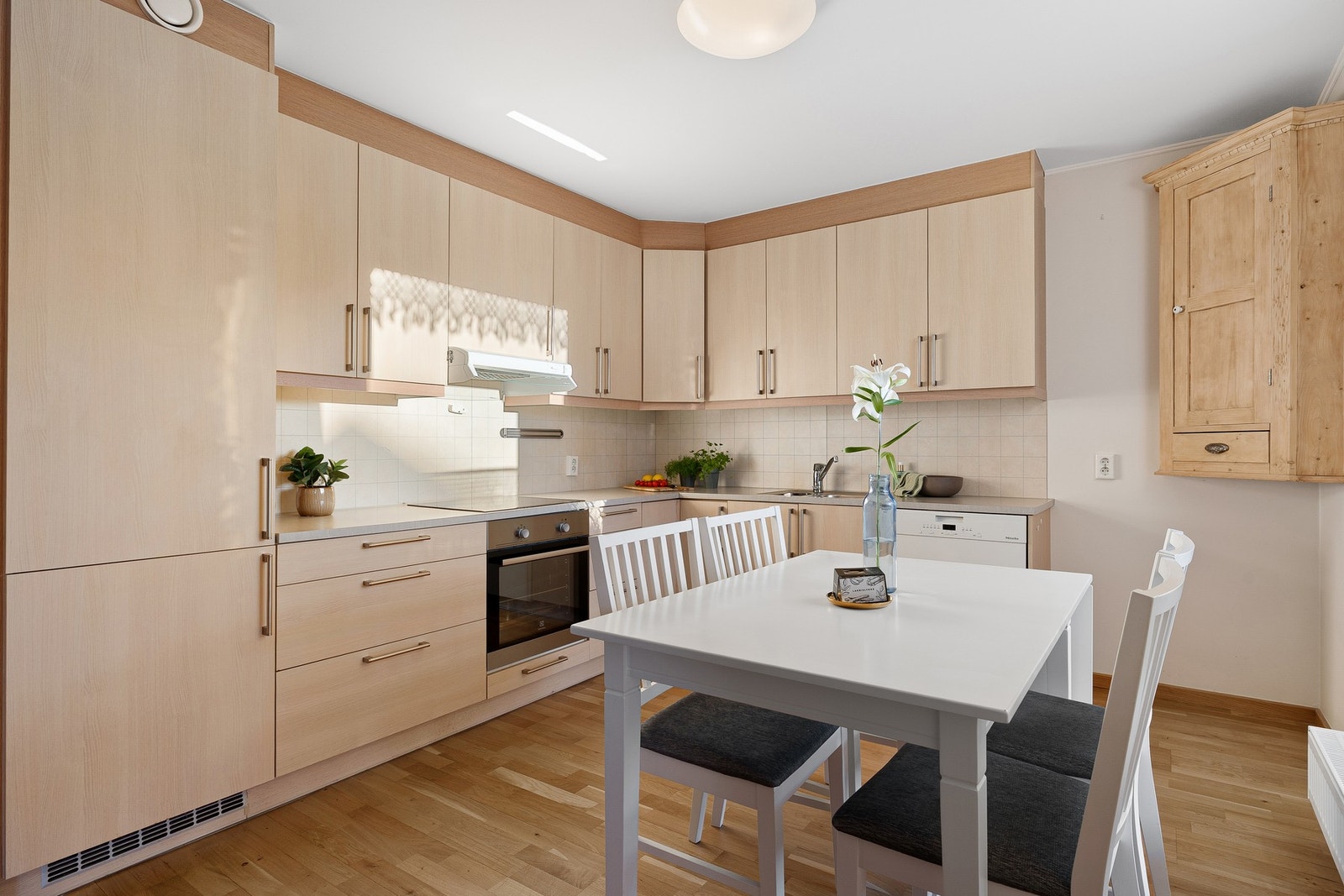 Du har rikelig med oppbevaringsplass i kjøkkenets mange skuffer og skap. Galleribilde