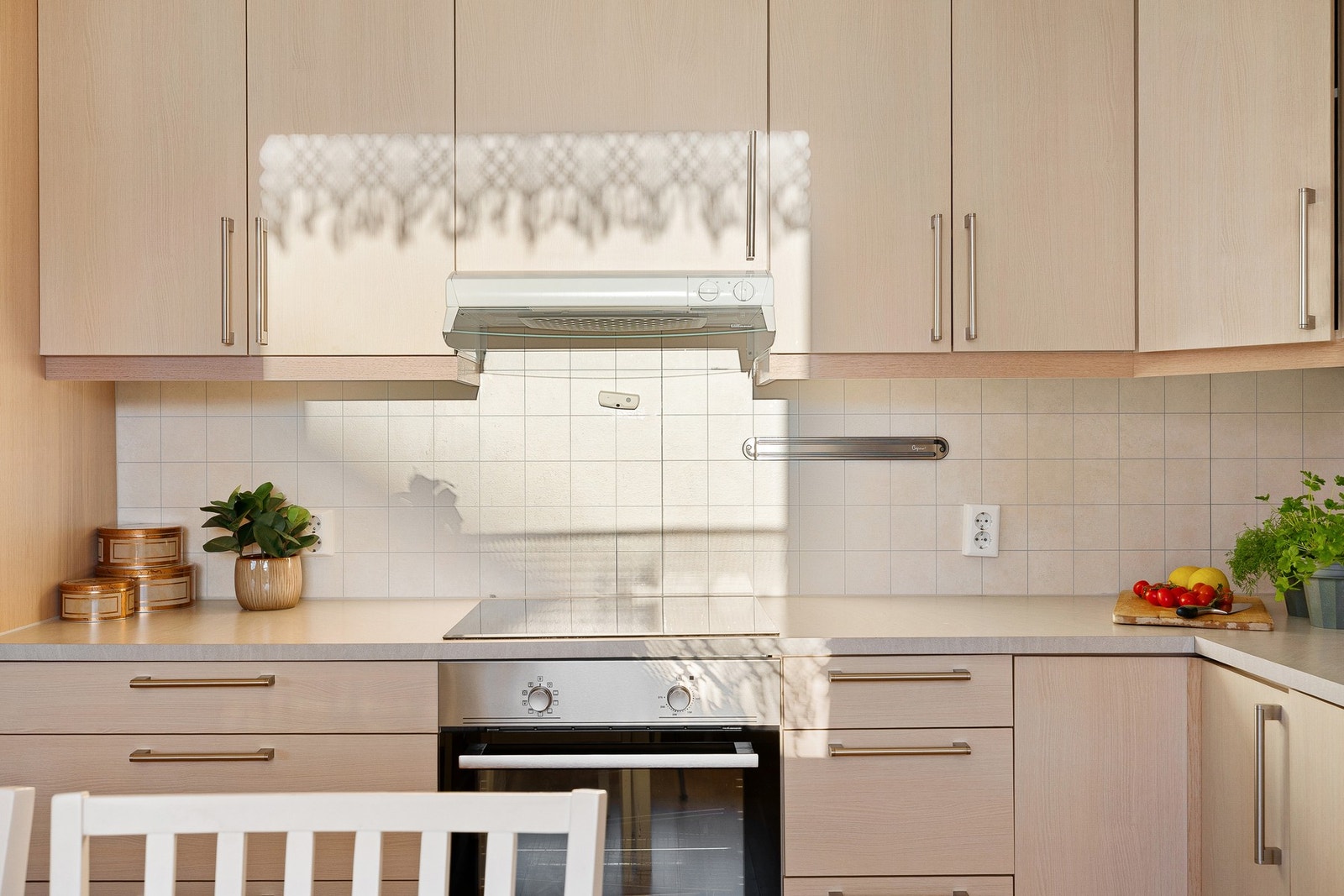 Innredning med mekanisk avtrekksvifte over stekesonen. Det er integrert oppvaskmaskin, platetopp, stekeovn og kjøl/fryseskap. Galleribilde