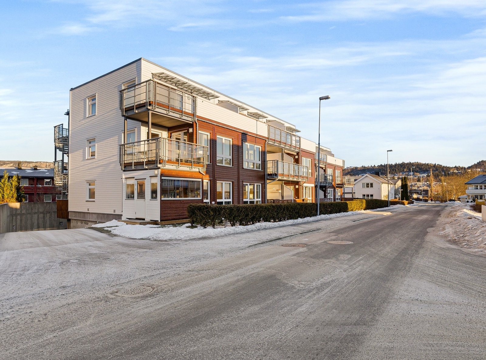 Eiendomsmegler1 ved Lise Alstad har den glede å presentere: Smedveien 1. Foto: Nonstad foto. Galleribilde