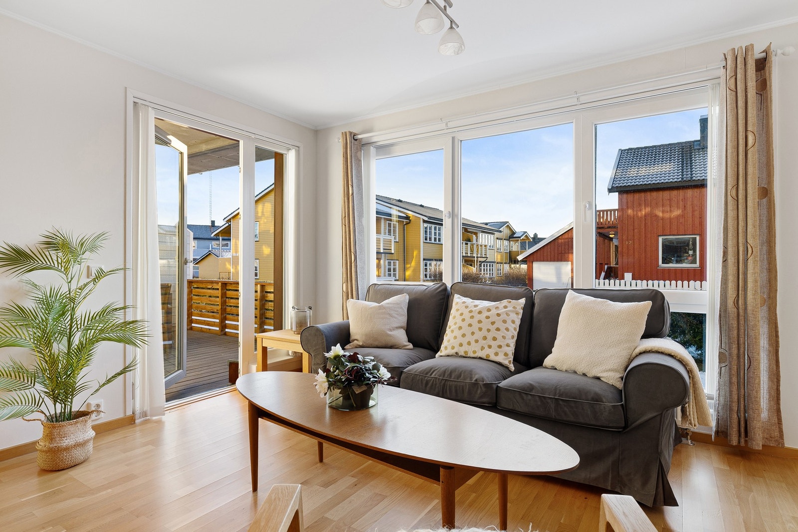 Lys og romslig stue med utgang til terrasse. Galleribilde