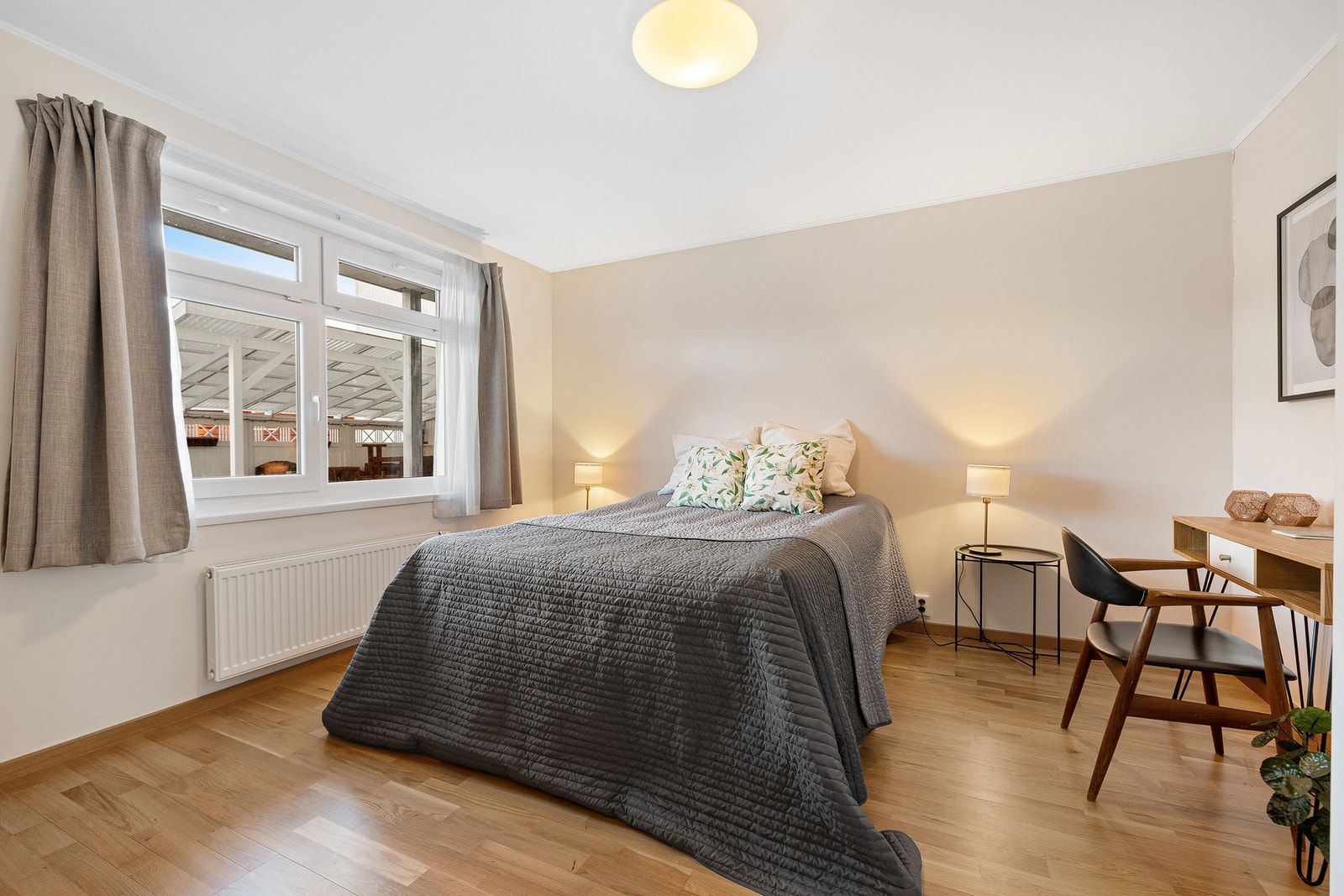 Lyst og romslig soverom på 12,5 kvm. Galleribilde