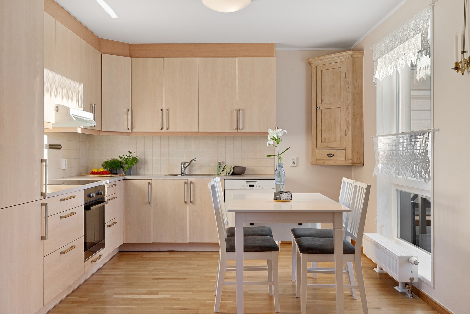 Egen kjøkkensone med god plass til matlaging. Galleribilde