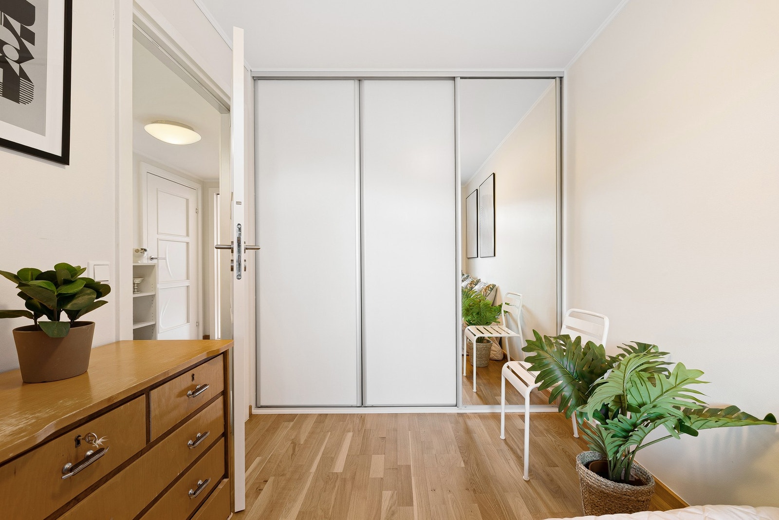 Rikelig med oppbevaringsmusligheter i stor skyvedørsgarderobe. Galleribilde