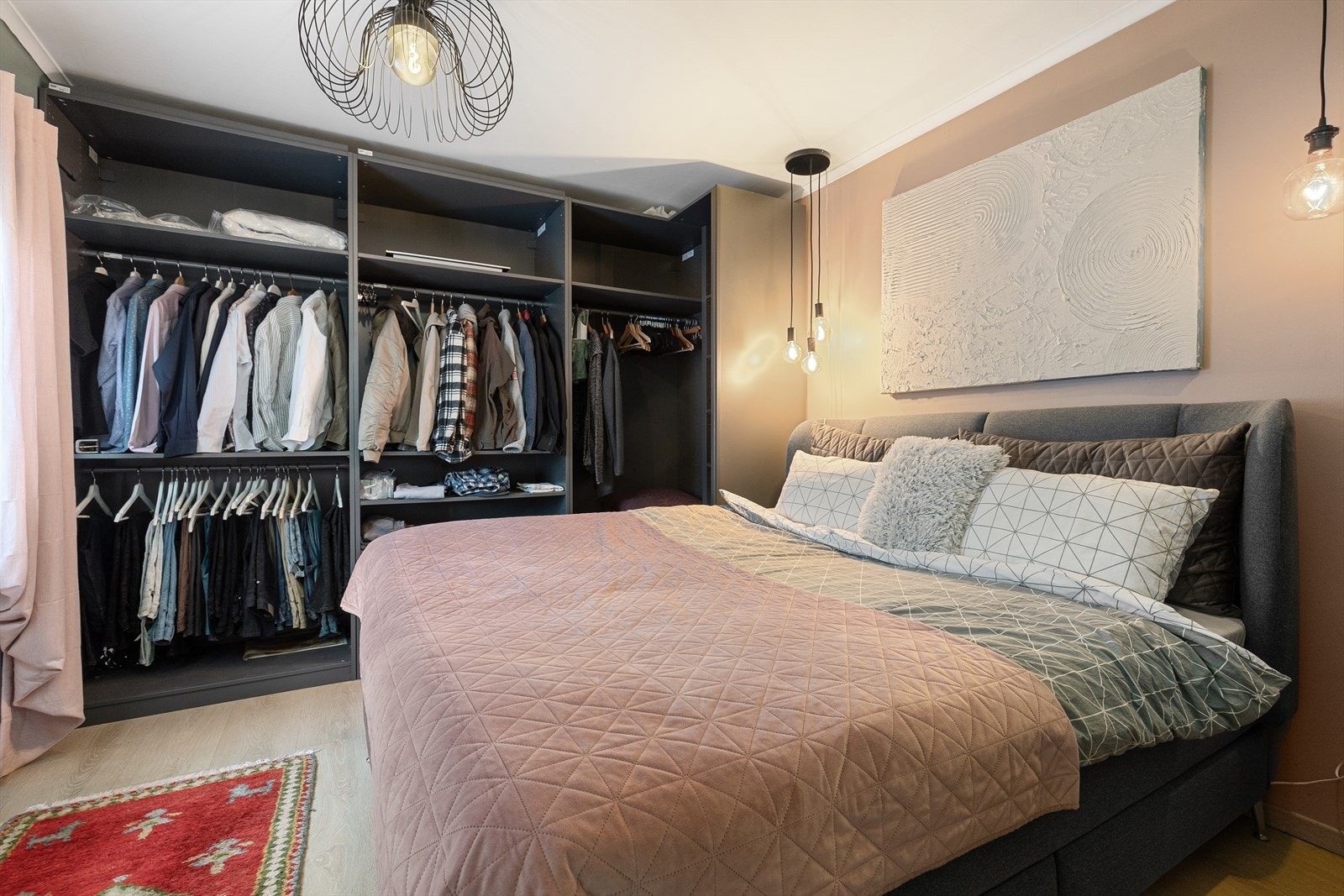 Soverom med god plass til dobbeltseng og garderobeløysing. Galleribilde