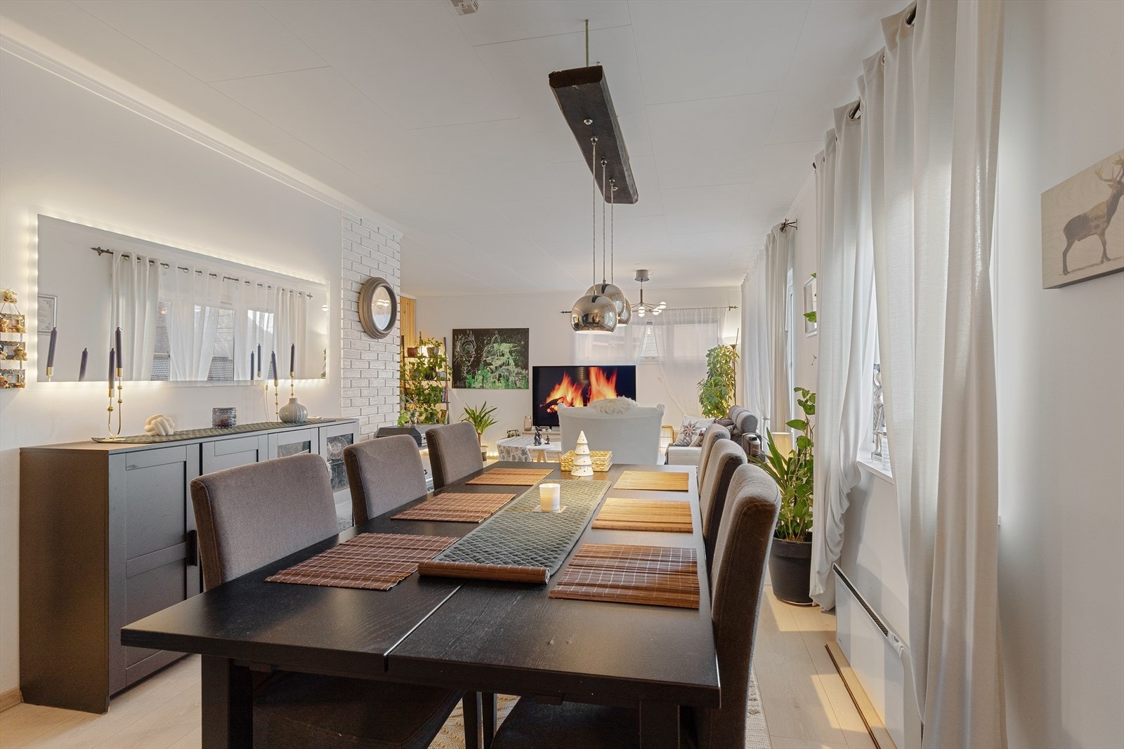 Her er det plass til ei romsleg spisestue. Galleribilde