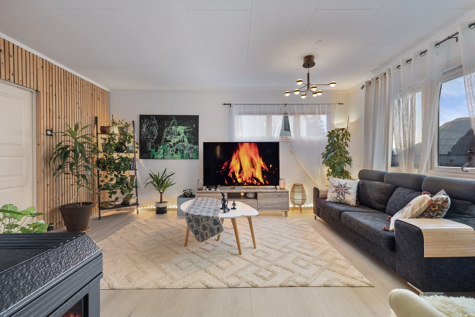 Einebustad med god beliggenheit i eit etablert og roleg bustadområde på Årdalstangen. Galleribilde