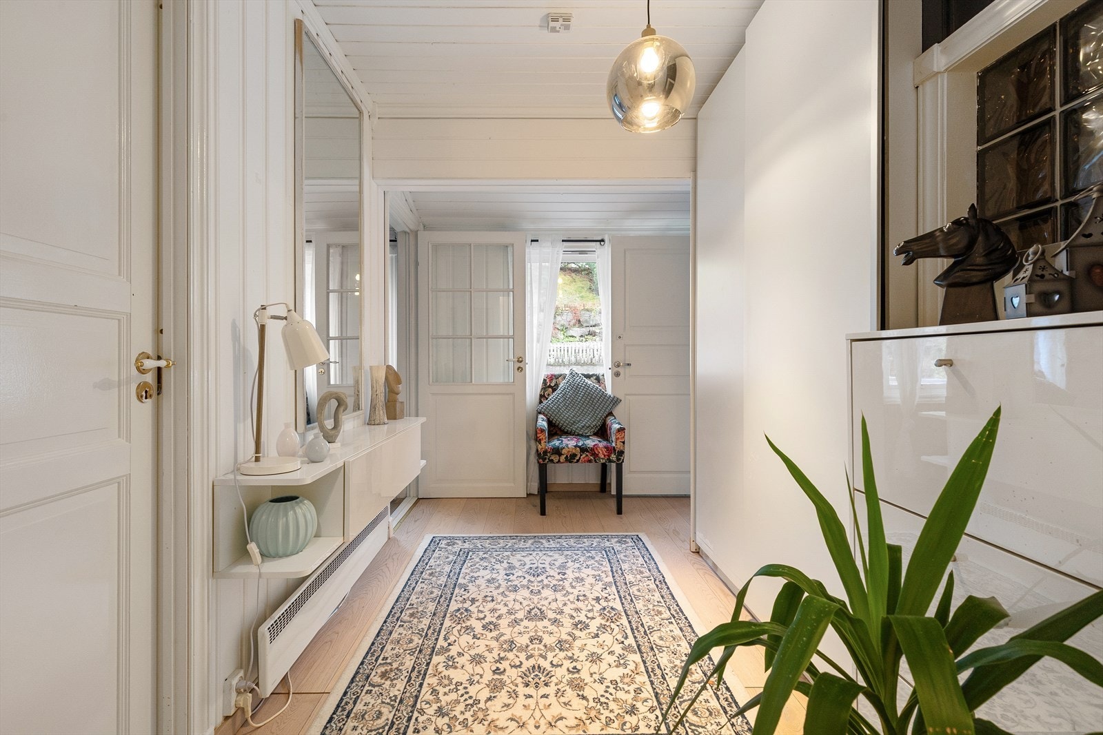 Planløysing i 2. etasje med gang, stove/spisestove, kjøkken, tre soverom, og
bad. Galleribilde