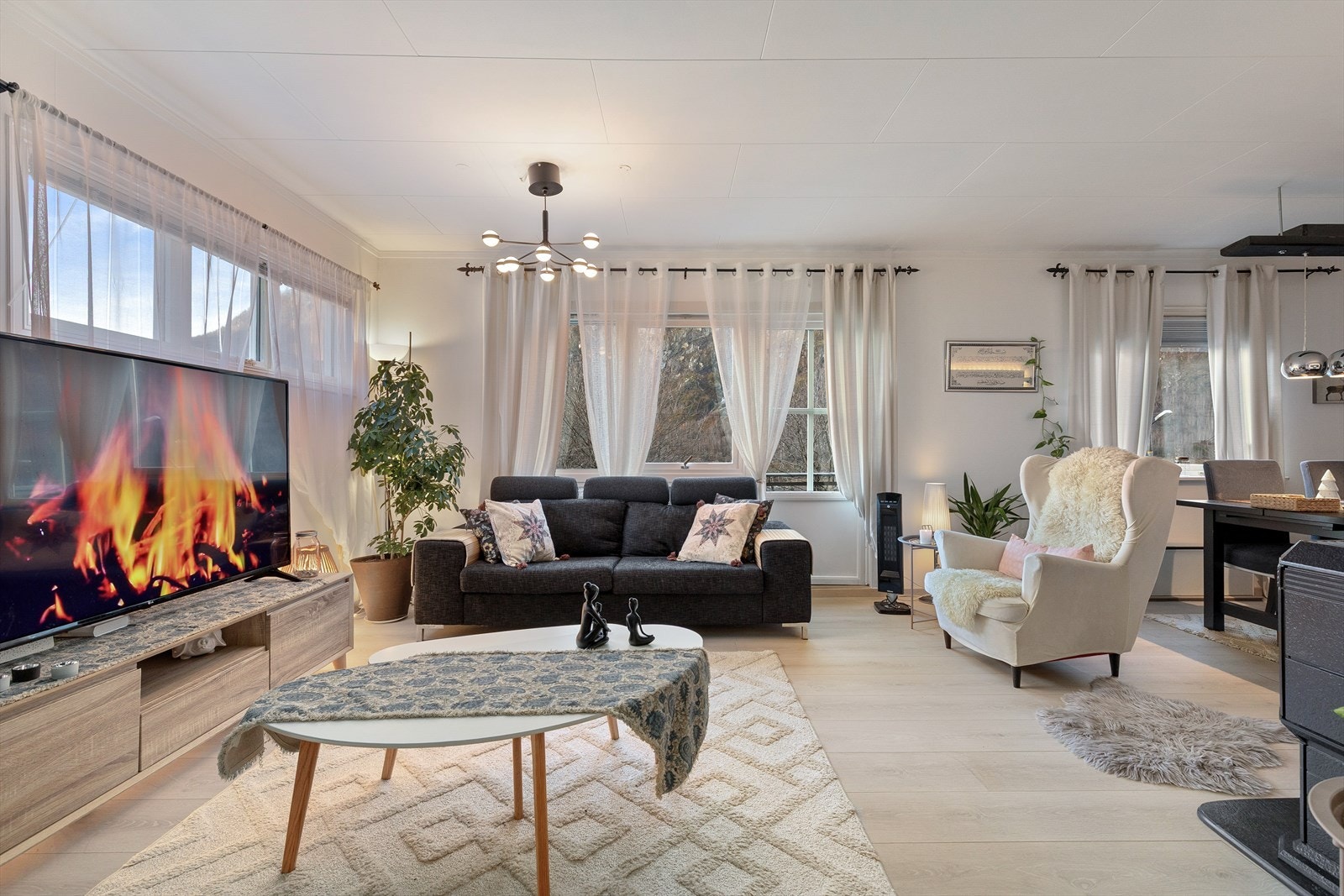 Romsleg stove med plass til sittegruppe og spisestue. Galleribilde