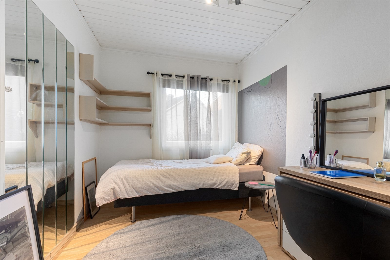 Soverom med lyse flater. Galleribilde