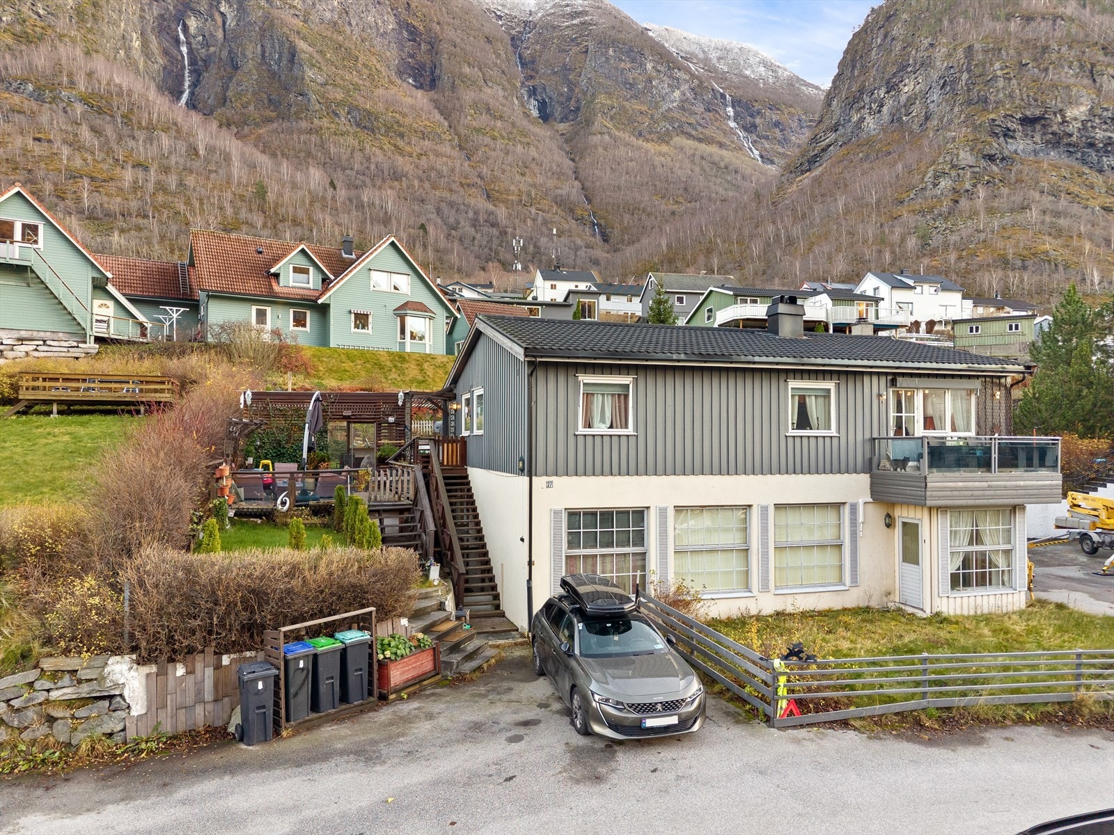 Biloppstillingsplass på gateplan. Trapp opp til hovedinngang. Galleribilde