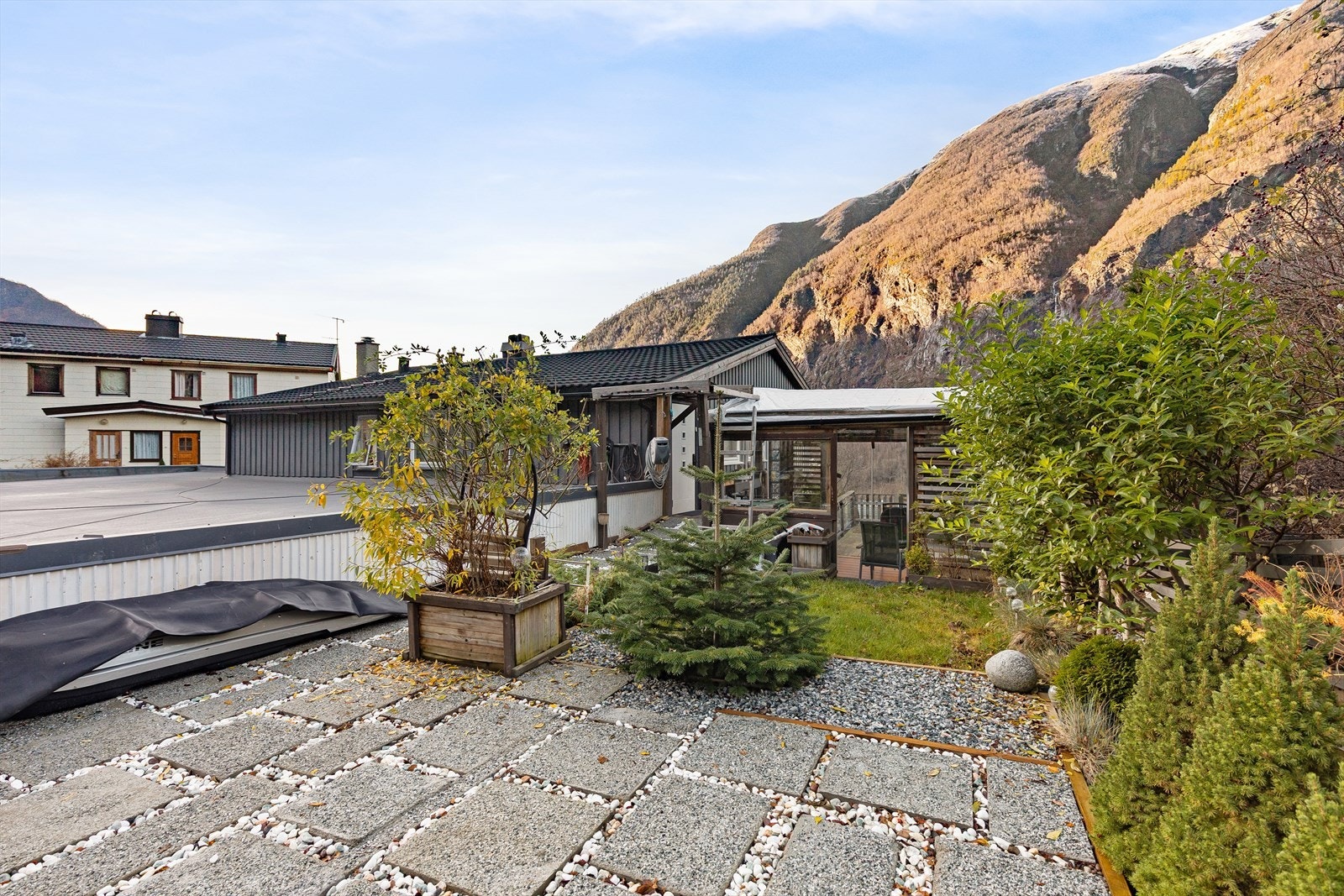 Uteområdet er opparbeida med heller, grus, platting og grøntarealar. Galleribilde